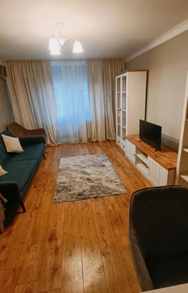 Închiriere apartament 3 camere Tineretului - Închiriere apartament cu 3 camere, situat in cartierul Tineretului , zona Școala Nr. 97, intr-un imobil construit in anul 1984, confort 1, decomandat, parter (înalt)din 4 cu o suprafata de 73 mp, cu 2 grupuri sanitare, 2 spații de depozitare ( debara și cămară ) și un balcon. Imobilul este situat in apropiere de piata, metrou , stație RATB, scoli, gradinițe, resturante si magazine alimentare.
Loc de parcare optional
Disponibil imediat . Se inchiriaza complet mobilat si utilat.
Va stam la dispozitie pentru informatii suplimentare sau pentru programarea unei vizionari.
Comisionul agentiei este de 50% din prima prima luna, iar perioada minima a inchirierii este de 12 luni.

Cu deosebita consideratie, 
Arbore Real Estate