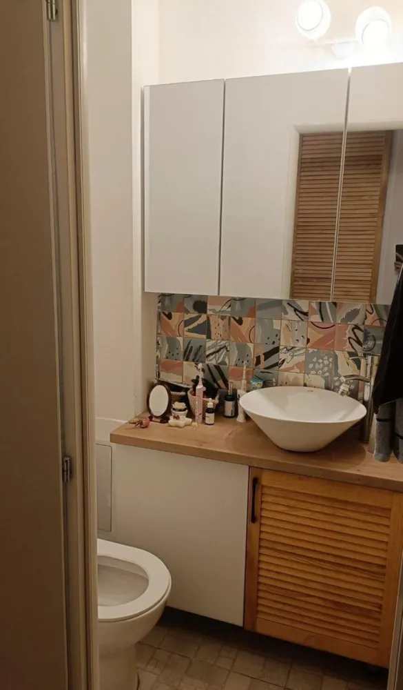 Închiriere apartament 3 camere Tineretului - Închiriere apartament cu 3 camere, situat in cartierul Tineretului , zona Școala Nr. 97, intr-un imobil construit in anul 1984, confort 1, decomandat, parter (înalt)din 4 cu o suprafata de 73 mp, cu 2 grupuri sanitare, 2 spații de depozitare ( debara și cămară ) și un balcon. Imobilul este situat in apropiere de piata, metrou , stație RATB, scoli, gradinițe, resturante si magazine alimentare.
Loc de parcare optional
Disponibil imediat . Se inchiriaza complet mobilat si utilat.
Va stam la dispozitie pentru informatii suplimentare sau pentru programarea unei vizionari.
Comisionul agentiei este de 50% din prima prima luna, iar perioada minima a inchirierii este de 12 luni.

Cu deosebita consideratie, 
Arbore Real Estate