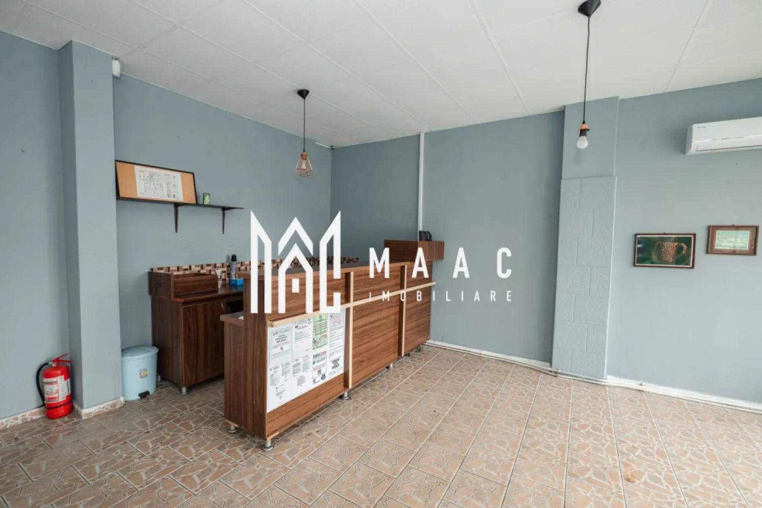 Spatiu comercial 100MP | Dragasani - Spațiu comercial de închiriat – 100 mp – Zona Gării, Drăgășani Agenția noastră vă propune spre închiriere un spațiu comercial generos, cu suprafața de 100 mp, situat într-o zonă excelentă, cu vizibilitate foarte bună, în apropierea Gării din Drăgășani. Imobilul beneficiază de front stradal luminos și generos, ideal pentru activități comerciale, în special clinici medicale, cabinete, centre de recuperare, stomatologie, beauty & wellness, dar și alte activități similare. Compartimentare și dotări: 3 camere spațioase, cu posibilitate de recompartimentare Posibilitate de amenajare a 2 grupuri sanitare, inclusiv cu duș Centrală termică pe gaz + aer condiționat – confort termic pe tot parcursul anului Curent trifazic, ideal pentru echipamente profesionale Acces secundar prin spatele clădirii, pentru aprovizionare și manipularea mărfii Spațiul oferă flexibilitate în amenajare, vizibilitate excelentă și acces facil, fiind o oportunitate foarte bună pentru desfășurarea unei activități comerciale într-o zonă circulată. 📞 Pentru mai multe detalii sau programarea unei vizionări, vă stăm la dispoziție. CP2894817 }}