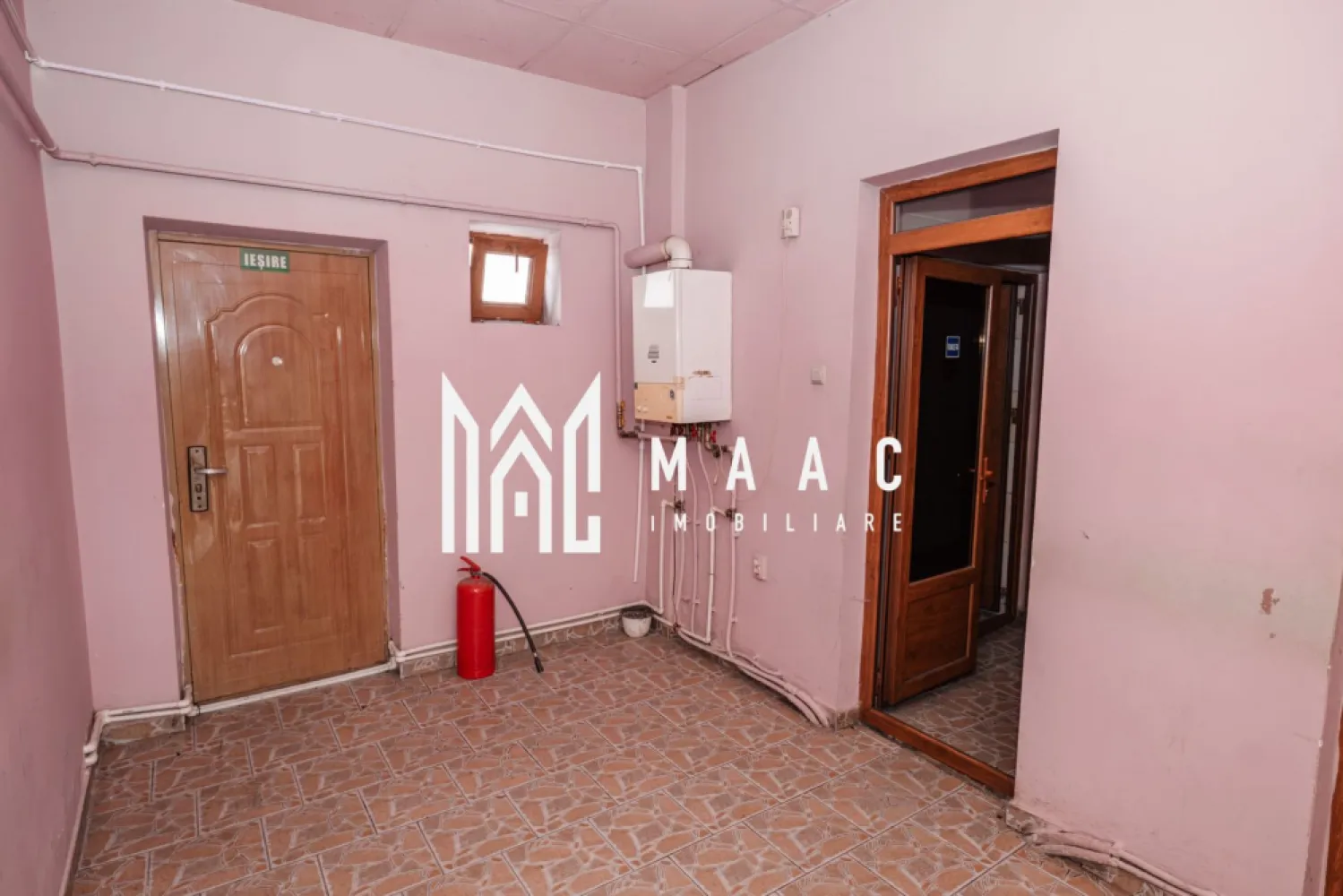 Spatiu comercial 100MP | Dragasani - Spațiu comercial de închiriat – 100 mp – Zona Gării, Drăgășani Agenția noastră vă propune spre închiriere un spațiu comercial generos, cu suprafața de 100 mp, situat într-o zonă excelentă, cu vizibilitate foarte bună, în apropierea Gării din Drăgășani. Imobilul beneficiază de front stradal luminos și generos, ideal pentru activități comerciale, în special clinici medicale, cabinete, centre de recuperare, stomatologie, beauty & wellness, dar și alte activități similare. Compartimentare și dotări: 3 camere spațioase, cu posibilitate de recompartimentare Posibilitate de amenajare a 2 grupuri sanitare, inclusiv cu duș Centrală termică pe gaz + aer condiționat – confort termic pe tot parcursul anului Curent trifazic, ideal pentru echipamente profesionale Acces secundar prin spatele clădirii, pentru aprovizionare și manipularea mărfii Spațiul oferă flexibilitate în amenajare, vizibilitate excelentă și acces facil, fiind o oportunitate foarte bună pentru desfășurarea unei activități comerciale într-o zonă circulată. 📞 Pentru mai multe detalii sau programarea unei vizionări, vă stăm la dispoziție. CP2894817 }}