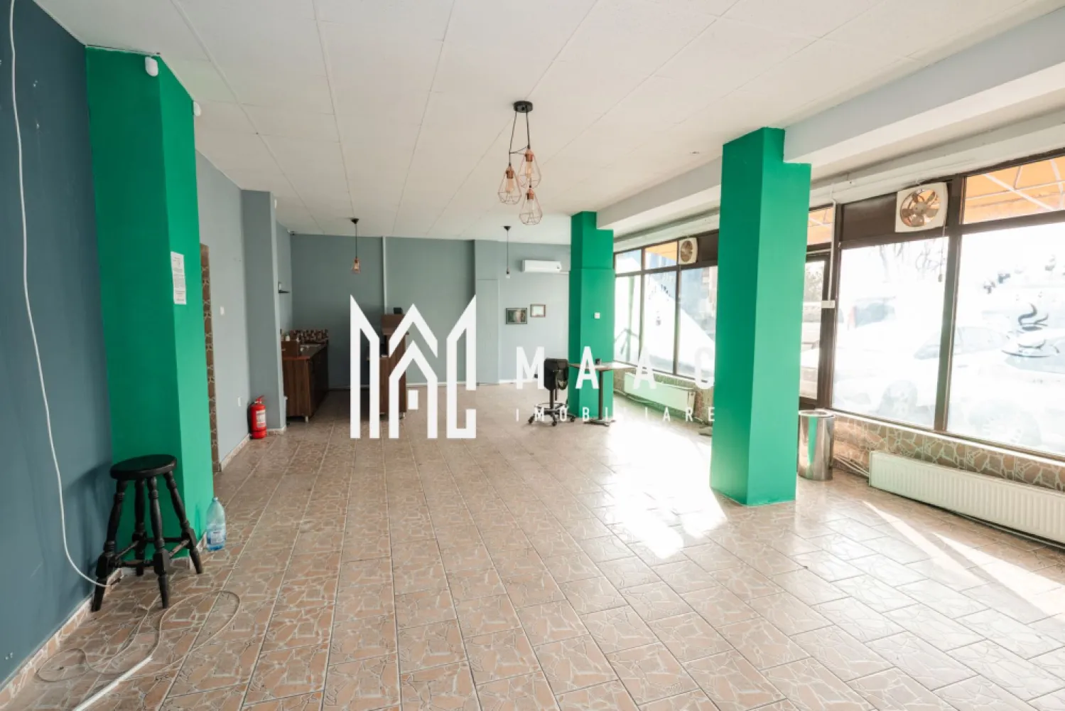 Spatiu comercial 100MP | Dragasani - Spațiu comercial de închiriat – 100 mp – Zona Gării, Drăgășani Agenția noastră vă propune spre închiriere un spațiu comercial generos, cu suprafața de 100 mp, situat într-o zonă excelentă, cu vizibilitate foarte bună, în apropierea Gării din Drăgășani. Imobilul beneficiază de front stradal luminos și generos, ideal pentru activități comerciale, în special clinici medicale, cabinete, centre de recuperare, stomatologie, beauty & wellness, dar și alte activități similare. Compartimentare și dotări: 3 camere spațioase, cu posibilitate de recompartimentare Posibilitate de amenajare a 2 grupuri sanitare, inclusiv cu duș Centrală termică pe gaz + aer condiționat – confort termic pe tot parcursul anului Curent trifazic, ideal pentru echipamente profesionale Acces secundar prin spatele clădirii, pentru aprovizionare și manipularea mărfii Spațiul oferă flexibilitate în amenajare, vizibilitate excelentă și acces facil, fiind o oportunitate foarte bună pentru desfășurarea unei activități comerciale într-o zonă circulată. 📞 Pentru mai multe detalii sau programarea unei vizionări, vă stăm la dispoziție. CP2894817 }}