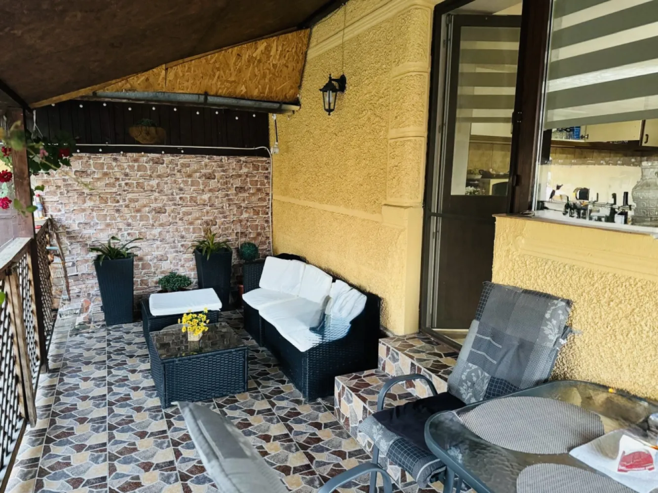 Casa de vanzare la 10 Km de Zalau, complet utilată. - De vânzare casă finisată cu regim de înălțime P+E, cu anexe și grădină la doar 10 minute de Zalău. O proprietate ideală pentru cei care caută liniștea, dar vor acces rapid la oraș! Situată în Brebi, cu acces direct din drum asfaltat, această casă oferă confort, funcționalitate și spațiu verde generos. Proprietatea vine în beneficiul persoanelor dornice să achiziționeze o locuință mobilată și utilată cu o suprafață utilă ideală. Caracteristici principale: - curte betonată - grădină de legume - bucătărie de vară, șură și 2 magazii Compartimentare funcțională: - Parter: bucătărie , living, baie, dormitor și 1 cameră - Etaj: 2 dormitoare, baie și incă 2 camere, cu destinație living și bucătărie - 1 terasă sus - 1 terasă jos acoperită, este oază de relaxare având o priveliște minunată spre pădure Utilități: - apă de la rețea, fântână, curent trifazic, drum asfaltat, iluminat stradal, internet prin fibră optică, canalizare - centrală termică pe lemne, panouri fotovoltaice Actele proprietății sunt la zi, casa este întăbulată. Merită văzută! Pentru detalii și vizionare sunați la numărul de telefon: 0761 616986