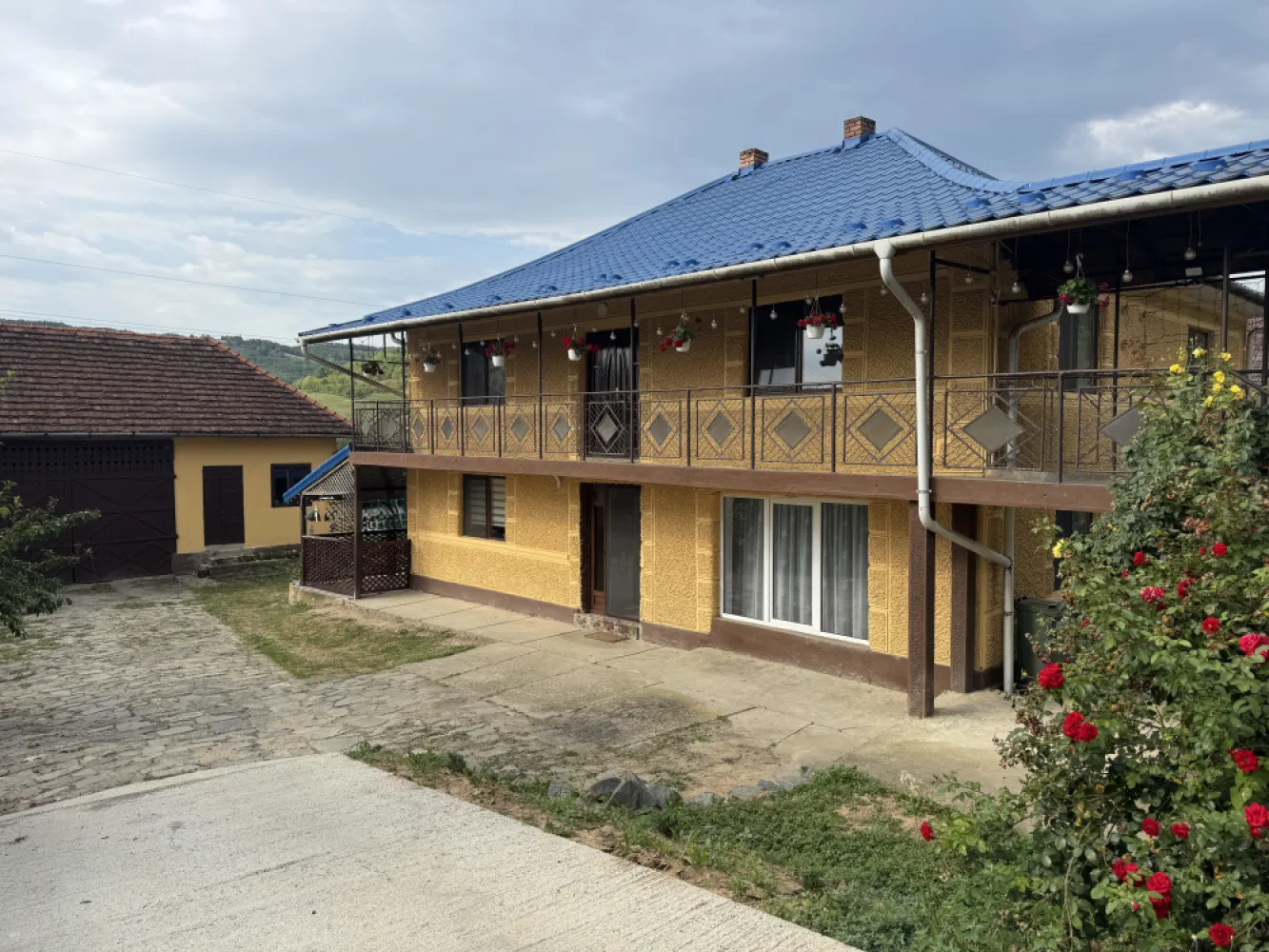 Casa de vanzare la 10 Km de Zalau, complet utilată. - De vânzare casă finisată cu regim de înălțime P+E, cu anexe și grădină la doar 10 minute de Zalău. O proprietate ideală pentru cei care caută liniștea, dar vor acces rapid la oraș! Situată în Brebi, cu acces direct din drum asfaltat, această casă oferă confort, funcționalitate și spațiu verde generos. Proprietatea vine în beneficiul persoanelor dornice să achiziționeze o locuință mobilată și utilată cu o suprafață utilă ideală. Caracteristici principale: - curte betonată - grădină de legume - bucătărie de vară, șură și 2 magazii Compartimentare funcțională: - Parter: bucătărie , living, baie, dormitor și 1 cameră - Etaj: 2 dormitoare, baie și incă 2 camere, cu destinație living și bucătărie - 1 terasă sus - 1 terasă jos acoperită, este oază de relaxare având o priveliște minunată spre pădure Utilități: - apă de la rețea, fântână, curent trifazic, drum asfaltat, iluminat stradal, internet prin fibră optică, canalizare - centrală termică pe lemne, panouri fotovoltaice Actele proprietății sunt la zi, casa este întăbulată. Merită văzută! Pentru detalii și vizionare sunați la numărul de telefon: 0761 616986