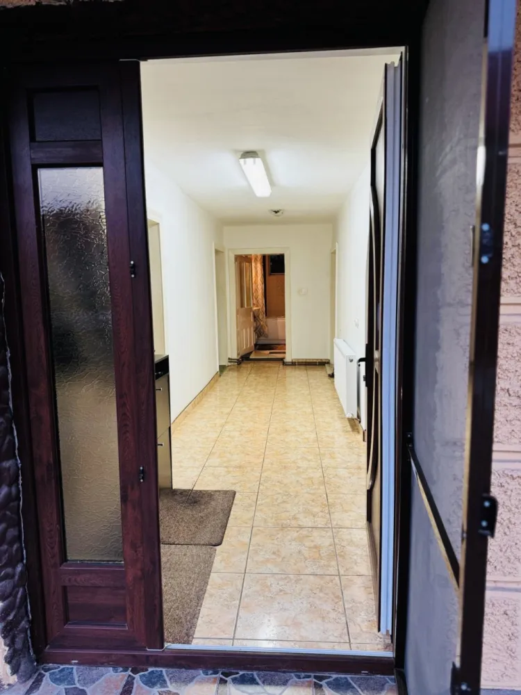 Casa de vanzare la 10 Km de Zalau, complet utilată. - De vânzare casă finisată cu regim de înălțime P+E, cu anexe și grădină la doar 10 minute de Zalău. O proprietate ideală pentru cei care caută liniștea, dar vor acces rapid la oraș! Situată în Brebi, cu acces direct din drum asfaltat, această casă oferă confort, funcționalitate și spațiu verde generos. Proprietatea vine în beneficiul persoanelor dornice să achiziționeze o locuință mobilată și utilată cu o suprafață utilă ideală. Caracteristici principale: - curte betonată - grădină de legume - bucătărie de vară, șură și 2 magazii Compartimentare funcțională: - Parter: bucătărie , living, baie, dormitor și 1 cameră - Etaj: 2 dormitoare, baie și incă 2 camere, cu destinație living și bucătărie - 1 terasă sus - 1 terasă jos acoperită, este oază de relaxare având o priveliște minunată spre pădure Utilități: - apă de la rețea, fântână, curent trifazic, drum asfaltat, iluminat stradal, internet prin fibră optică, canalizare - centrală termică pe lemne, panouri fotovoltaice Actele proprietății sunt la zi, casa este întăbulată. Merită văzută! Pentru detalii și vizionare sunați la numărul de telefon: 0761 616986