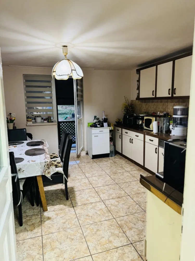 Casa de vanzare la 10 Km de Zalau, complet utilată. - De vânzare casă finisată cu regim de înălțime P+E, cu anexe și grădină la doar 10 minute de Zalău. O proprietate ideală pentru cei care caută liniștea, dar vor acces rapid la oraș! Situată în Brebi, cu acces direct din drum asfaltat, această casă oferă confort, funcționalitate și spațiu verde generos. Proprietatea vine în beneficiul persoanelor dornice să achiziționeze o locuință mobilată și utilată cu o suprafață utilă ideală. Caracteristici principale: - curte betonată - grădină de legume - bucătărie de vară, șură și 2 magazii Compartimentare funcțională: - Parter: bucătărie , living, baie, dormitor și 1 cameră - Etaj: 2 dormitoare, baie și incă 2 camere, cu destinație living și bucătărie - 1 terasă sus - 1 terasă jos acoperită, este oază de relaxare având o priveliște minunată spre pădure Utilități: - apă de la rețea, fântână, curent trifazic, drum asfaltat, iluminat stradal, internet prin fibră optică, canalizare - centrală termică pe lemne, panouri fotovoltaice Actele proprietății sunt la zi, casa este întăbulată. Merită văzută! Pentru detalii și vizionare sunați la numărul de telefon: 0761 616986