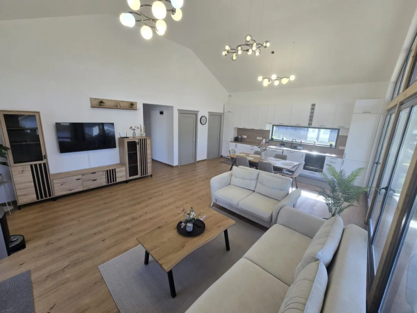 Casa 4 camere,2bai, 700 mp teren,mobilată si utilată - Contact 0774048706 Bogdan
De închiriat casă, singur în curte, 4 camere situată în Livezeni suprafața utilă de 110 mp amplasată pe un teren cu suprafață de 700 mp.
Compartimentare:
- 1 living, 1 bucătărie, 2 bai, 3 dormitoare, 1 hol, 1 debara, 1 terasă acoperită
- 2 parcări acoperite
Detalii:
- centrală termică, incălzire in pardoseală, geamuri termopan
Casa se închiriază mobilată și utilată la prețul de 1.000 Euro .Comisionul perceput este de 50% din valoarea primei chirii se plateste o singura data in momentul semnarii contractului de inchiriere.
Contact 0774048706 Bogdan
Acest anunț nu corespunde cerințelor tale? Sună la numărul afișat în anunț și unul dintre agenții noștri te va ajuta cu alte oferte personalizate în funcție de cerințele tale.