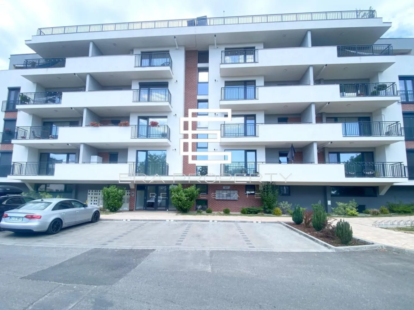 Apartament 2 camere balcon generos, finisaje moderne, zonă liniștită Sibiu - Apartament 2 camere balcon generos, finisaje moderne, zonă liniștită Sibiu

Zona Turnișor | 47.4 mp utili + balcon 10.3 mp | Finisaje moderne | Facilități premium

Situat într-un ansamblu rezidențial nou și modern, Green Hill oferă un stil de viață confortabil, sigur și conectat, în zona de vest a Sibiului – Turnișor, cu acces rapid către zona industrială, Aeroport, autostradă și centrul orașului.

Suprafață utilă totală: 47.4 mp
- Compartimentare: bucatarie + Living - 23.3 mp; dormitor - 13,8 mp; baie - 5.4 mp; hol - 4.9 mp.
-Suprafata balcon - 10,3 mp

*Facilități ale ansamblului:
Spații verzi, zonă de agrement și zonă BBQ lângă pârâu
Loc de joacă pentru copii
Zonă fitness și sport în aer liber
2 căi de acces: una către zona industrială/Aeroport, cealaltă către Str. Ogorului
Bariere de acces – acces controlat doar pentru locatari
Standuri pentru biciclete
Lifturi și finisaje premium în spațiile comune

Ansamblul dispune de o Asociație de Proprietari profesionist gestionată, care se ocupă de întreținerea spațiilor comune și a zonelor verzi, asigurând un aspect curat, modern și bine organizat.
- Prețuri și opțiuni de predare:
* Varianta 1 – “La cheie” (TVA 9%) – 122.603 €
Apartamentul se livrează complet finisat, cu: gresie, faianță, parchet, pereți vopsiți în alb, uși interioare, baie complet utilată (vas WC, lavoar, baterie).
Buget finisaje inclus: 8.580 € + TVA
 TVA redus se aplică în anumite condiții legale (ex. prima locuință, sub plafonul de 120.000 euro).

* Varianta 2 – “La alb” (TVA 19%) – 123.641 €
Apartamentul se predă cu: prize și întrerupătoare, centrală termică Viessmann,incălzire în pardoseală (sistem Tece),termostat în fiecare cameră, rulouri electrice la dormitoare, pereți gletuiți și pregătiți pentru finisare.

-Parcare (contra cost):
Parcare supraterană – 5.000 €
Parcare subterană – 10.000 €

Opțional: stație de încărcare pentru mașini electrice.
- Certificat energetic (conform proiect): Clasa energetică: B

* Vrei să afli dacă te califici pentru TVA 9% sau să programezi o vizionare? Contactează-ne acum!

𝐆𝐫𝐞𝐞𝐧 𝐇𝐢𝐥𝐥 𝐑𝐞𝐬𝐢𝐝𝐞𝐧𝐜𝐞 este un ansamblu rezidențial modern situat în vestul orașului, zona Turnișor, cu acces rapid către Aeroport, Metro, Autostradă, școli, grădinițe și alte puncte de interes.

Proiectul cuprinde 7 blocuri cu 5 etaje, oferind apartamente de 2, 3 și 4 camere (tip penthouse), cu vedere panoramică spre Munții Făgăraș.

Facilități:
Parcare și boxă subterană
Acces cu barieră, video-interfon
Lift, casa scării cu marmură
Zonă fitness, loc de joacă, spații verzi, zonă BBQ

Fiecare apartament include loc de parcare și este atent compartimentat pentru confort maxim. Ansamblul este administrat profesionist, cu accent pe curățenie și întreținere impecabilă.