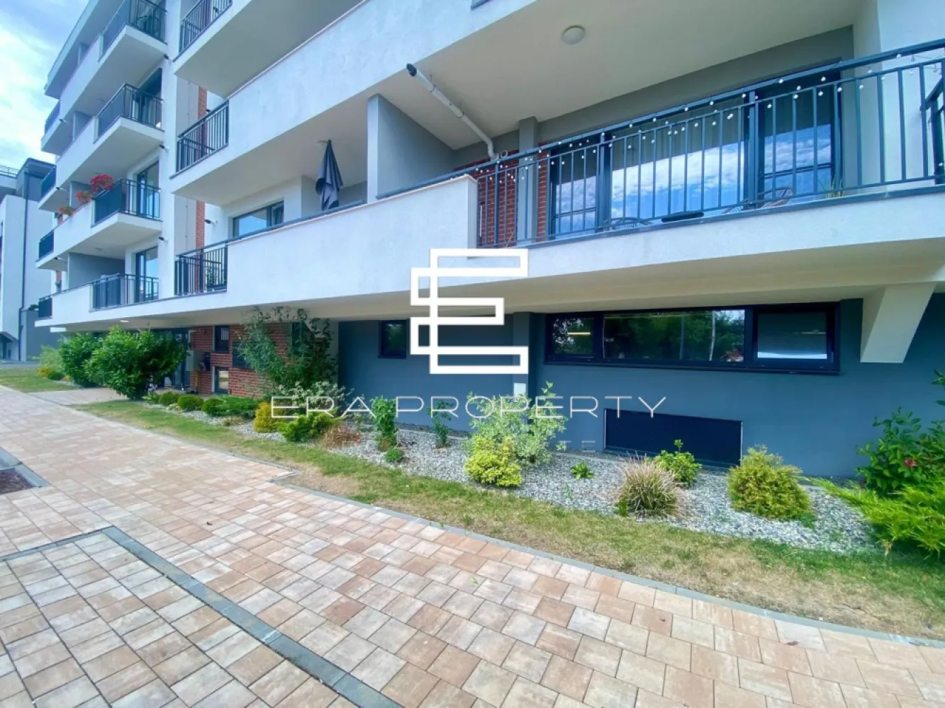 Apartament 2 camere balcon generos, finisaje moderne, zonă liniștită Sibiu - Apartament 2 camere balcon generos, finisaje moderne, zonă liniștită Sibiu

Zona Turnișor | 47.4 mp utili + balcon 10.3 mp | Finisaje moderne | Facilități premium

Situat într-un ansamblu rezidențial nou și modern, Green Hill oferă un stil de viață confortabil, sigur și conectat, în zona de vest a Sibiului – Turnișor, cu acces rapid către zona industrială, Aeroport, autostradă și centrul orașului.

Suprafață utilă totală: 47.4 mp
- Compartimentare: bucatarie + Living - 23.3 mp; dormitor - 13,8 mp; baie - 5.4 mp; hol - 4.9 mp.
-Suprafata balcon - 10,3 mp

*Facilități ale ansamblului:
Spații verzi, zonă de agrement și zonă BBQ lângă pârâu
Loc de joacă pentru copii
Zonă fitness și sport în aer liber
2 căi de acces: una către zona industrială/Aeroport, cealaltă către Str. Ogorului
Bariere de acces – acces controlat doar pentru locatari
Standuri pentru biciclete
Lifturi și finisaje premium în spațiile comune

Ansamblul dispune de o Asociație de Proprietari profesionist gestionată, care se ocupă de întreținerea spațiilor comune și a zonelor verzi, asigurând un aspect curat, modern și bine organizat.
- Prețuri și opțiuni de predare:
* Varianta 1 – “La cheie” (TVA 9%) – 122.603 €
Apartamentul se livrează complet finisat, cu: gresie, faianță, parchet, pereți vopsiți în alb, uși interioare, baie complet utilată (vas WC, lavoar, baterie).
Buget finisaje inclus: 8.580 € + TVA
 TVA redus se aplică în anumite condiții legale (ex. prima locuință, sub plafonul de 120.000 euro).

* Varianta 2 – “La alb” (TVA 19%) – 123.641 €
Apartamentul se predă cu: prize și întrerupătoare, centrală termică Viessmann,incălzire în pardoseală (sistem Tece),termostat în fiecare cameră, rulouri electrice la dormitoare, pereți gletuiți și pregătiți pentru finisare.

-Parcare (contra cost):
Parcare supraterană – 5.000 €
Parcare subterană – 10.000 €

Opțional: stație de încărcare pentru mașini electrice.
- Certificat energetic (conform proiect): Clasa energetică: B

* Vrei să afli dacă te califici pentru TVA 9% sau să programezi o vizionare? Contactează-ne acum!

𝐆𝐫𝐞𝐞𝐧 𝐇𝐢𝐥𝐥 𝐑𝐞𝐬𝐢𝐝𝐞𝐧𝐜𝐞 este un ansamblu rezidențial modern situat în vestul orașului, zona Turnișor, cu acces rapid către Aeroport, Metro, Autostradă, școli, grădinițe și alte puncte de interes.

Proiectul cuprinde 7 blocuri cu 5 etaje, oferind apartamente de 2, 3 și 4 camere (tip penthouse), cu vedere panoramică spre Munții Făgăraș.

Facilități:
Parcare și boxă subterană
Acces cu barieră, video-interfon
Lift, casa scării cu marmură
Zonă fitness, loc de joacă, spații verzi, zonă BBQ

Fiecare apartament include loc de parcare și este atent compartimentat pentru confort maxim. Ansamblul este administrat profesionist, cu accent pe curățenie și întreținere impecabilă.