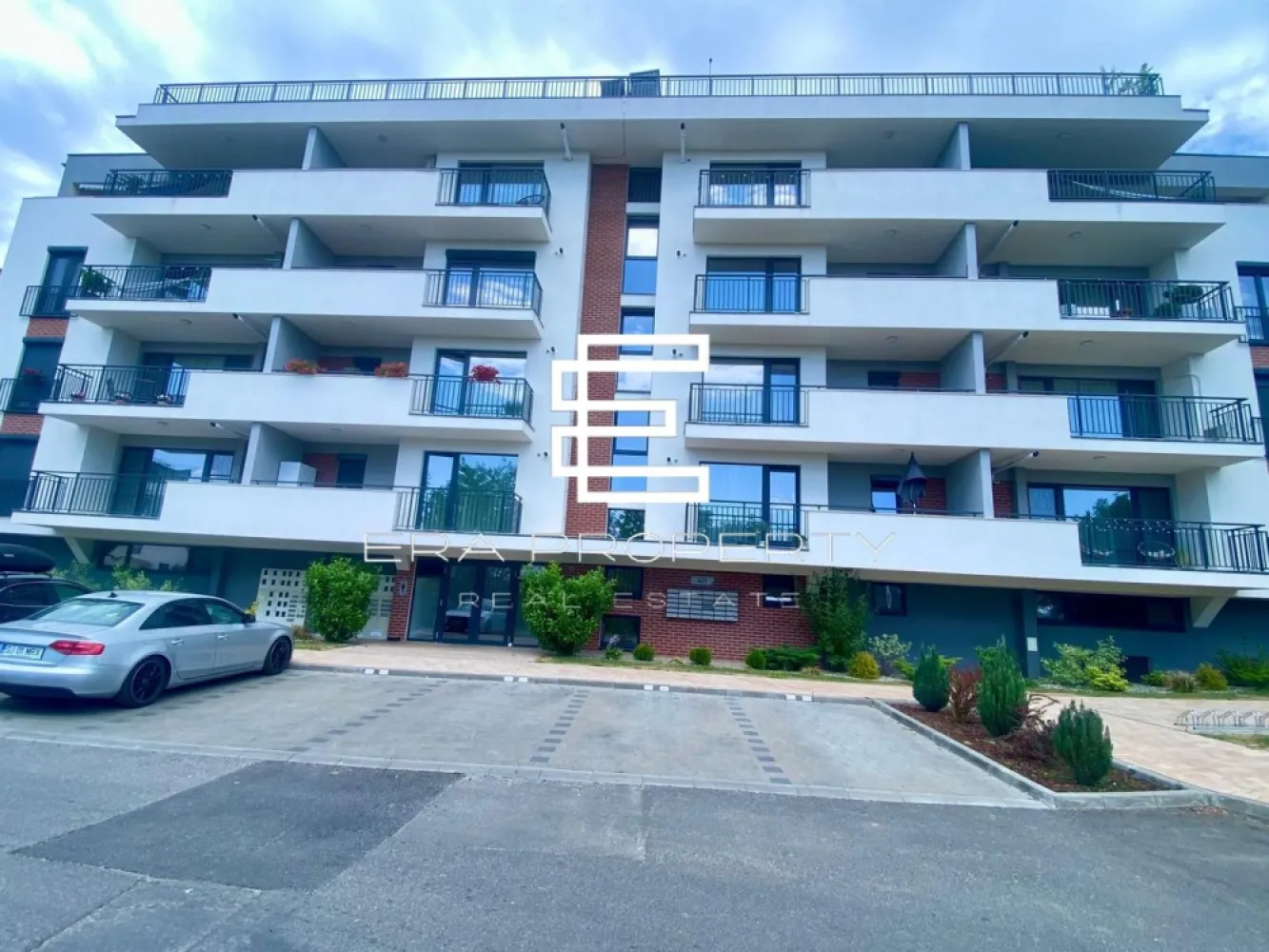 Apartament 2 camere balcon generos, finisaje moderne, zonă liniștită Sibiu - Apartament 2 camere balcon generos, finisaje moderne, zonă liniștită Sibiu

Zona Turnișor | 47.4 mp utili + balcon 10.3 mp | Finisaje moderne | Facilități premium

Situat într-un ansamblu rezidențial nou și modern, Green Hill oferă un stil de viață confortabil, sigur și conectat, în zona de vest a Sibiului – Turnișor, cu acces rapid către zona industrială, Aeroport, autostradă și centrul orașului.

Suprafață utilă totală: 47.4 mp
- Compartimentare: bucatarie + Living - 23.3 mp; dormitor - 13,8 mp; baie - 5.4 mp; hol - 4.9 mp.
-Suprafata balcon - 10,3 mp

*Facilități ale ansamblului:
Spații verzi, zonă de agrement și zonă BBQ lângă pârâu
Loc de joacă pentru copii
Zonă fitness și sport în aer liber
2 căi de acces: una către zona industrială/Aeroport, cealaltă către Str. Ogorului
Bariere de acces – acces controlat doar pentru locatari
Standuri pentru biciclete
Lifturi și finisaje premium în spațiile comune

Ansamblul dispune de o Asociație de Proprietari profesionist gestionată, care se ocupă de întreținerea spațiilor comune și a zonelor verzi, asigurând un aspect curat, modern și bine organizat.
- Prețuri și opțiuni de predare:
* Varianta 1 – “La cheie” (TVA 9%) – 122.603 €
Apartamentul se livrează complet finisat, cu: gresie, faianță, parchet, pereți vopsiți în alb, uși interioare, baie complet utilată (vas WC, lavoar, baterie).
Buget finisaje inclus: 8.580 € + TVA
 TVA redus se aplică în anumite condiții legale (ex. prima locuință, sub plafonul de 120.000 euro).

* Varianta 2 – “La alb” (TVA 19%) – 123.641 €
Apartamentul se predă cu: prize și întrerupătoare, centrală termică Viessmann,incălzire în pardoseală (sistem Tece),termostat în fiecare cameră, rulouri electrice la dormitoare, pereți gletuiți și pregătiți pentru finisare.

-Parcare (contra cost):
Parcare supraterană – 5.000 €
Parcare subterană – 10.000 €

Opțional: stație de încărcare pentru mașini electrice.
- Certificat energetic (conform proiect): Clasa energetică: B

* Vrei să afli dacă te califici pentru TVA 9% sau să programezi o vizionare? Contactează-ne acum!

𝐆𝐫𝐞𝐞𝐧 𝐇𝐢𝐥𝐥 𝐑𝐞𝐬𝐢𝐝𝐞𝐧𝐜𝐞 este un ansamblu rezidențial modern situat în vestul orașului, zona Turnișor, cu acces rapid către Aeroport, Metro, Autostradă, școli, grădinițe și alte puncte de interes.

Proiectul cuprinde 7 blocuri cu 5 etaje, oferind apartamente de 2, 3 și 4 camere (tip penthouse), cu vedere panoramică spre Munții Făgăraș.

Facilități:
Parcare și boxă subterană
Acces cu barieră, video-interfon
Lift, casa scării cu marmură
Zonă fitness, loc de joacă, spații verzi, zonă BBQ

Fiecare apartament include loc de parcare și este atent compartimentat pentru confort maxim. Ansamblul este administrat profesionist, cu accent pe curățenie și întreținere impecabilă.