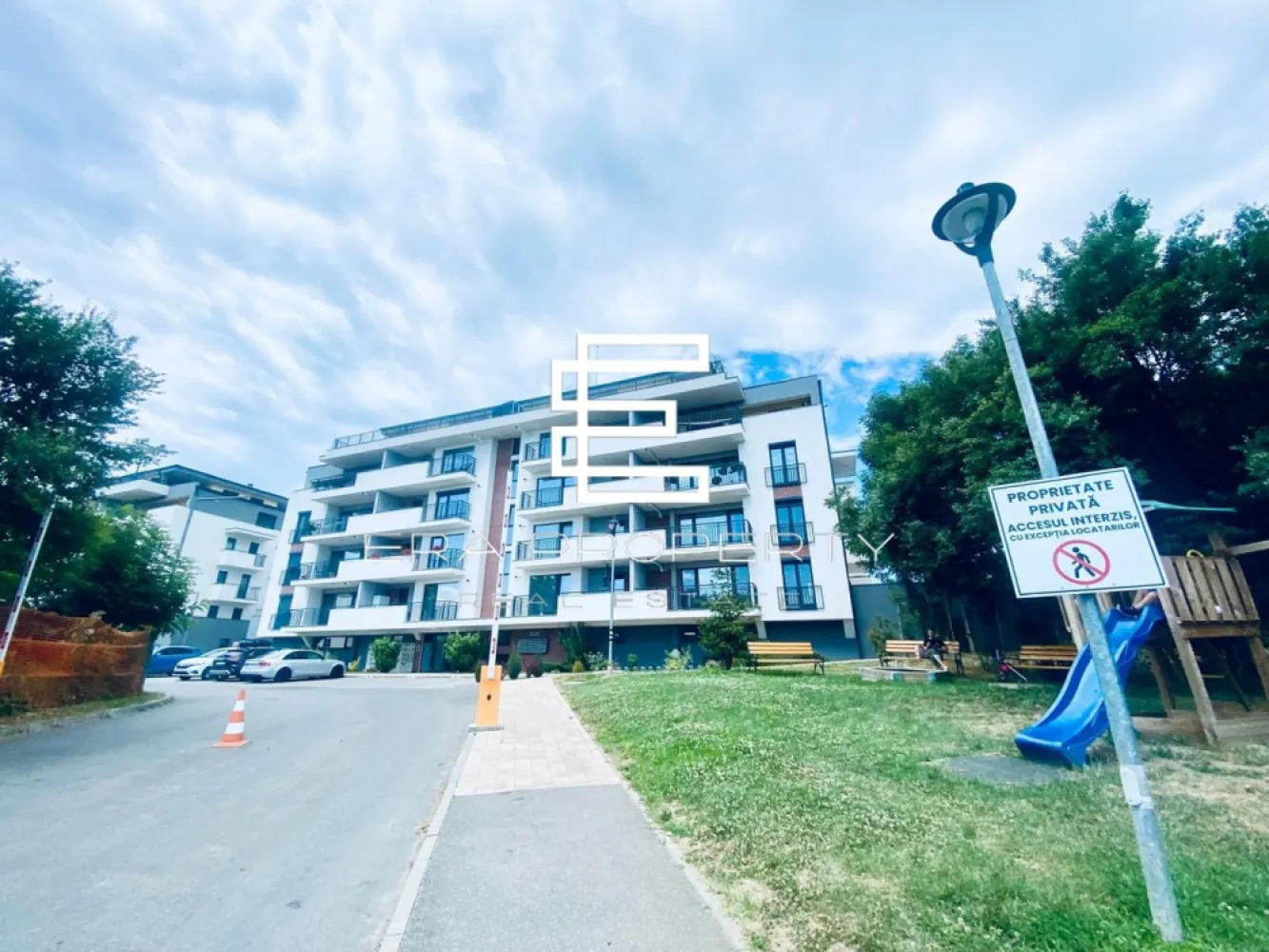 Apartament 2 camere balcon generos, finisaje moderne, zonă liniștită Sibiu - Apartament 2 camere balcon generos, finisaje moderne, zonă liniștită Sibiu

Zona Turnișor | 47.4 mp utili + balcon 10.3 mp | Finisaje moderne | Facilități premium

Situat într-un ansamblu rezidențial nou și modern, Green Hill oferă un stil de viață confortabil, sigur și conectat, în zona de vest a Sibiului – Turnișor, cu acces rapid către zona industrială, Aeroport, autostradă și centrul orașului.

Suprafață utilă totală: 47.4 mp
- Compartimentare: bucatarie + Living - 23.3 mp; dormitor - 13,8 mp; baie - 5.4 mp; hol - 4.9 mp.
-Suprafata balcon - 10,3 mp

*Facilități ale ansamblului:
Spații verzi, zonă de agrement și zonă BBQ lângă pârâu
Loc de joacă pentru copii
Zonă fitness și sport în aer liber
2 căi de acces: una către zona industrială/Aeroport, cealaltă către Str. Ogorului
Bariere de acces – acces controlat doar pentru locatari
Standuri pentru biciclete
Lifturi și finisaje premium în spațiile comune

Ansamblul dispune de o Asociație de Proprietari profesionist gestionată, care se ocupă de întreținerea spațiilor comune și a zonelor verzi, asigurând un aspect curat, modern și bine organizat.
- Prețuri și opțiuni de predare:
* Varianta 1 – “La cheie” (TVA 9%) – 122.603 €
Apartamentul se livrează complet finisat, cu: gresie, faianță, parchet, pereți vopsiți în alb, uși interioare, baie complet utilată (vas WC, lavoar, baterie).
Buget finisaje inclus: 8.580 € + TVA
 TVA redus se aplică în anumite condiții legale (ex. prima locuință, sub plafonul de 120.000 euro).

* Varianta 2 – “La alb” (TVA 19%) – 123.641 €
Apartamentul se predă cu: prize și întrerupătoare, centrală termică Viessmann,incălzire în pardoseală (sistem Tece),termostat în fiecare cameră, rulouri electrice la dormitoare, pereți gletuiți și pregătiți pentru finisare.

-Parcare (contra cost):
Parcare supraterană – 5.000 €
Parcare subterană – 10.000 €

Opțional: stație de încărcare pentru mașini electrice.
- Certificat energetic (conform proiect): Clasa energetică: B

* Vrei să afli dacă te califici pentru TVA 9% sau să programezi o vizionare? Contactează-ne acum!

𝐆𝐫𝐞𝐞𝐧 𝐇𝐢𝐥𝐥 𝐑𝐞𝐬𝐢𝐝𝐞𝐧𝐜𝐞 este un ansamblu rezidențial modern situat în vestul orașului, zona Turnișor, cu acces rapid către Aeroport, Metro, Autostradă, școli, grădinițe și alte puncte de interes.

Proiectul cuprinde 7 blocuri cu 5 etaje, oferind apartamente de 2, 3 și 4 camere (tip penthouse), cu vedere panoramică spre Munții Făgăraș.

Facilități:
Parcare și boxă subterană
Acces cu barieră, video-interfon
Lift, casa scării cu marmură
Zonă fitness, loc de joacă, spații verzi, zonă BBQ

Fiecare apartament include loc de parcare și este atent compartimentat pentru confort maxim. Ansamblul este administrat profesionist, cu accent pe curățenie și întreținere impecabilă.