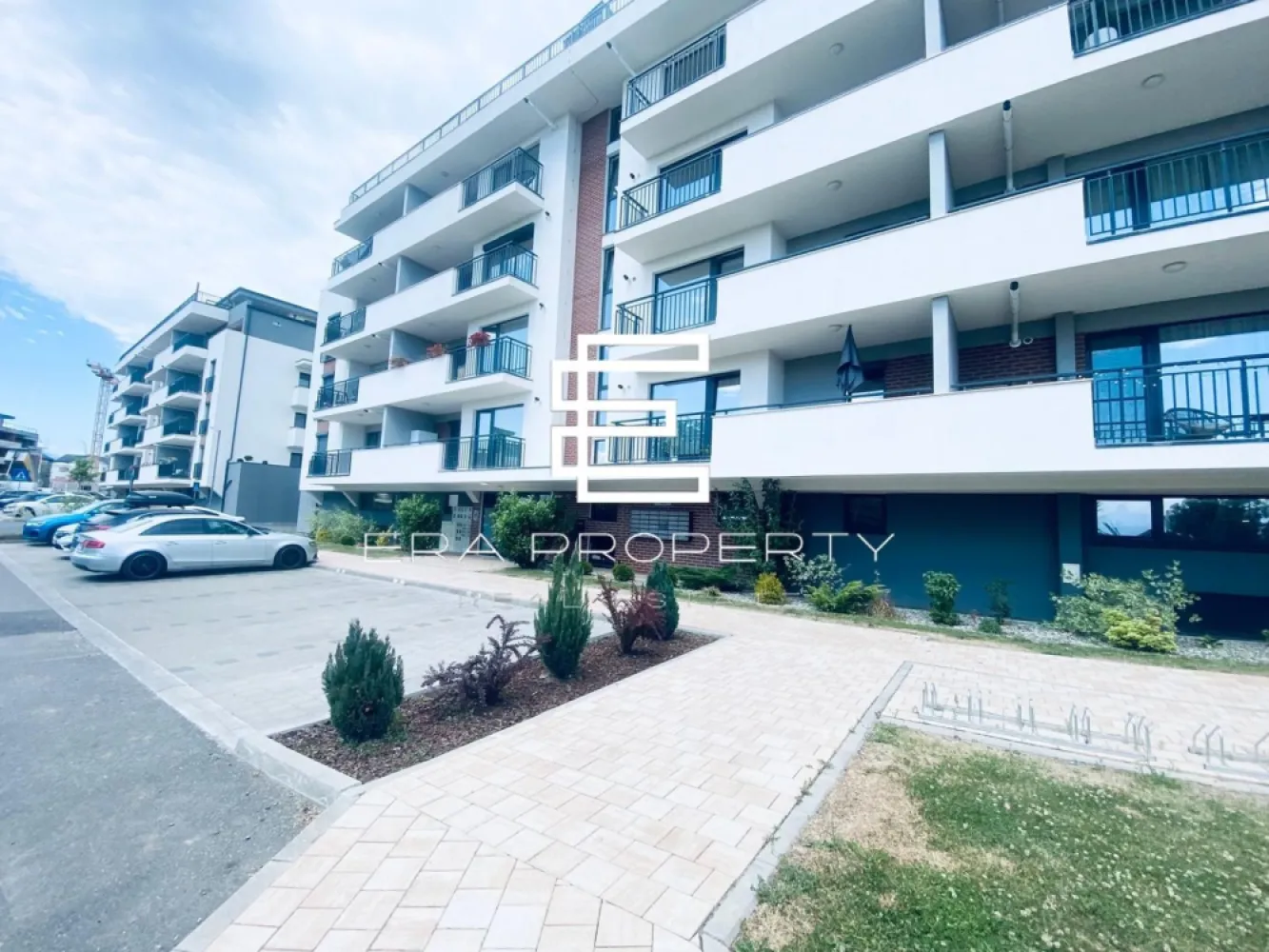 Apartament 2 camere balcon generos, finisaje moderne, zonă liniștită Sibiu - Apartament 2 camere balcon generos, finisaje moderne, zonă liniștită Sibiu

Zona Turnișor | 47.4 mp utili + balcon 10.3 mp | Finisaje moderne | Facilități premium

Situat într-un ansamblu rezidențial nou și modern, Green Hill oferă un stil de viață confortabil, sigur și conectat, în zona de vest a Sibiului – Turnișor, cu acces rapid către zona industrială, Aeroport, autostradă și centrul orașului.

Suprafață utilă totală: 47.4 mp
- Compartimentare: bucatarie + Living - 23.3 mp; dormitor - 13,8 mp; baie - 5.4 mp; hol - 4.9 mp.
-Suprafata balcon - 10,3 mp

*Facilități ale ansamblului:
Spații verzi, zonă de agrement și zonă BBQ lângă pârâu
Loc de joacă pentru copii
Zonă fitness și sport în aer liber
2 căi de acces: una către zona industrială/Aeroport, cealaltă către Str. Ogorului
Bariere de acces – acces controlat doar pentru locatari
Standuri pentru biciclete
Lifturi și finisaje premium în spațiile comune

Ansamblul dispune de o Asociație de Proprietari profesionist gestionată, care se ocupă de întreținerea spațiilor comune și a zonelor verzi, asigurând un aspect curat, modern și bine organizat.
- Prețuri și opțiuni de predare:
* Varianta 1 – “La cheie” (TVA 9%) – 122.603 €
Apartamentul se livrează complet finisat, cu: gresie, faianță, parchet, pereți vopsiți în alb, uși interioare, baie complet utilată (vas WC, lavoar, baterie).
Buget finisaje inclus: 8.580 € + TVA
 TVA redus se aplică în anumite condiții legale (ex. prima locuință, sub plafonul de 120.000 euro).

* Varianta 2 – “La alb” (TVA 19%) – 123.641 €
Apartamentul se predă cu: prize și întrerupătoare, centrală termică Viessmann,incălzire în pardoseală (sistem Tece),termostat în fiecare cameră, rulouri electrice la dormitoare, pereți gletuiți și pregătiți pentru finisare.

-Parcare (contra cost):
Parcare supraterană – 5.000 €
Parcare subterană – 10.000 €

Opțional: stație de încărcare pentru mașini electrice.
- Certificat energetic (conform proiect): Clasa energetică: B

* Vrei să afli dacă te califici pentru TVA 9% sau să programezi o vizionare? Contactează-ne acum!

𝐆𝐫𝐞𝐞𝐧 𝐇𝐢𝐥𝐥 𝐑𝐞𝐬𝐢𝐝𝐞𝐧𝐜𝐞 este un ansamblu rezidențial modern situat în vestul orașului, zona Turnișor, cu acces rapid către Aeroport, Metro, Autostradă, școli, grădinițe și alte puncte de interes.

Proiectul cuprinde 7 blocuri cu 5 etaje, oferind apartamente de 2, 3 și 4 camere (tip penthouse), cu vedere panoramică spre Munții Făgăraș.

Facilități:
Parcare și boxă subterană
Acces cu barieră, video-interfon
Lift, casa scării cu marmură
Zonă fitness, loc de joacă, spații verzi, zonă BBQ

Fiecare apartament include loc de parcare și este atent compartimentat pentru confort maxim. Ansamblul este administrat profesionist, cu accent pe curățenie și întreținere impecabilă.