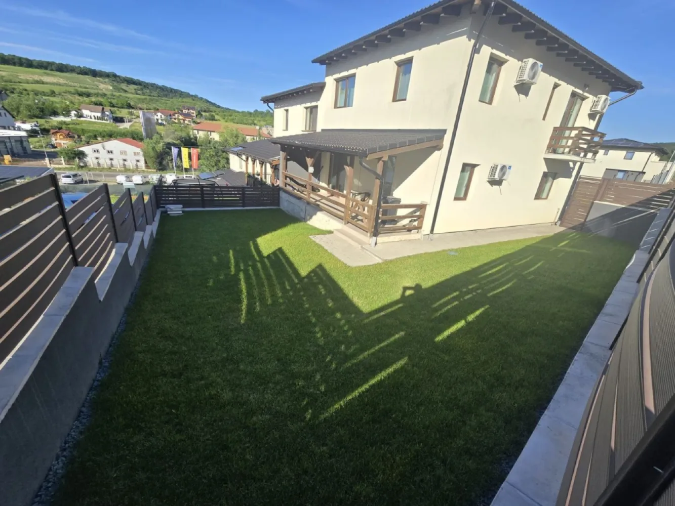 Casa Lux 4 camere, 3 băi, 112mp, 282 mp teren, 0% comision - Contact 0774048706 Bogdan
De vânzare casă tip Duplex cu pereti dubli, singur în curte 4 camere , 3 băi,situată în Corunca, suprafața utilă de 112 mp amplasată pe un teren cu suprafața de 282 mp, 
Compartimentare:
- la parter: 1 living, 1 bucătărie, 1 baie, 1 debara, 1 terasă acoperită,1 hol,1 camară
- la etaj: 3 dormitoare, 2 băi, 1 balcon.

Detalii:
- centrală termică, calorifere, geamuri tripan
- fundația casei are o adâncime de 1 m, pereții sunt din cărămidă de 30 cm, acoperișul de țiglă, izolată cu polistiren de 10 cm.
- anul construcției 2022 
- casa se vinde mobilată si utilată
Utilitați:
- curent, apă, gaz, canalizare
- gazon,sistem de irigatie 
Casa se vinde la cheie , mobilată și utilată la prețul de 249.000 Euro negociabil. Comision ZERO!
Contact 0774048706 Bogdan
Daca vă place această ofertă sau pentru alte informații sunați la numărul de contact din anunț! 
Compania Zap Imobiliare vă pune la dispoziție toate actele și documentele necesare alături de asistență și consiliere permanentă până la finalizarea achiziției imobiliare. 
Ne dorim să îți oferim cea mai plăcută experiență, îndeplinim vise cu pereți!