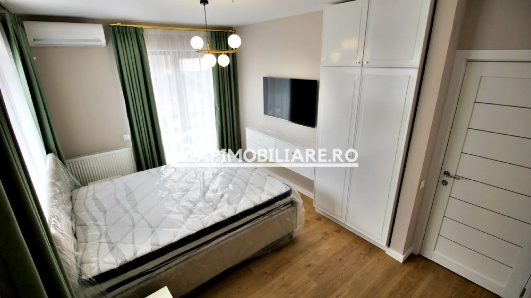 Casa Lux 4 camere, 3 băi, 112mp, 282 mp teren, 0% comision - Contact 0774048706 Bogdan
De vânzare casă tip Duplex cu pereti dubli, singur în curte 4 camere , 3 băi,situată în Corunca, suprafața utilă de 112 mp amplasată pe un teren cu suprafața de 282 mp, 
Compartimentare:
- la parter: 1 living, 1 bucătărie, 1 baie, 1 debara, 1 terasă acoperită,1 hol,1 camară
- la etaj: 3 dormitoare, 2 băi, 1 balcon.

Detalii:
- centrală termică, calorifere, geamuri tripan
- fundația casei are o adâncime de 1 m, pereții sunt din cărămidă de 30 cm, acoperișul de țiglă, izolată cu polistiren de 10 cm.
- anul construcției 2022 
- casa se vinde mobilată si utilată
Utilitați:
- curent, apă, gaz, canalizare
- gazon,sistem de irigatie 
Casa se vinde la cheie , mobilată și utilată la prețul de 249.000 Euro negociabil. Comision ZERO!
Contact 0774048706 Bogdan
Daca vă place această ofertă sau pentru alte informații sunați la numărul de contact din anunț! 
Compania Zap Imobiliare vă pune la dispoziție toate actele și documentele necesare alături de asistență și consiliere permanentă până la finalizarea achiziției imobiliare. 
Ne dorim să îți oferim cea mai plăcută experiență, îndeplinim vise cu pereți!
