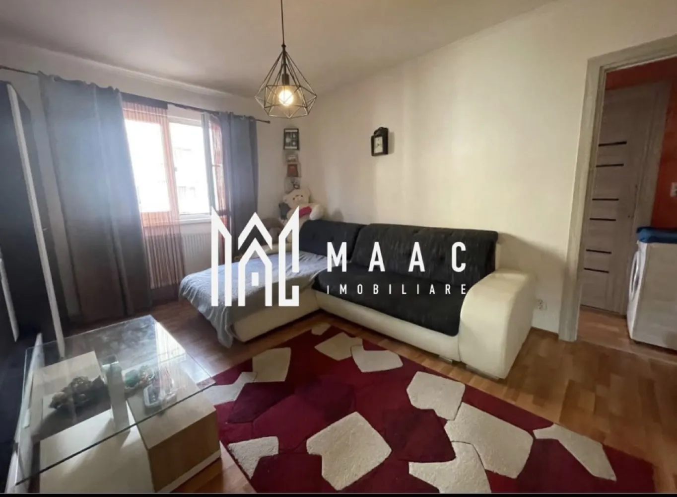 Apartament 2 camere | Pivniță | Parter înalt | Vasile Aaron - MAAC Imobiliare prezintă spre vânzare un apartament cu 2 camere și bucătărie separată, situat în cartierul Vasile Aaron, la parterul înalt al unui imobil cu 4 etaje. Proprietatea se remarcă prin compartimentarea practică și poziționarea într-o zonă bine conectată a orașului.

Apartamentul are o suprafață utilă de 44 mp și este compartimentat semidecomandat, oferind un echilibru eficient între funcționalitate și confort.

Caracteristici principale:
-2 camere
-Bucătărie separată, spațioasă
-Compartimentare semidecomandată
-Încălzire prin centrală termică pe gaz, cu calorifere
-Pivniță inclusă
-Se vinde complet mobilat și utilat, gata de mutare
-Liber de sarcini, acte în regulă
-Parter înalt, într-un bloc cu 4 etaje

Localizare – cartier Vasile Aaron
Apartamentul este amplasat într-o zonă cu acces facil către piață, magazine, bănci, școli, grădinițe și mijloace de transport în comun. Datorită poziției și caracteristicilor, proprietatea este potrivită atât pentru locuire proprie, cât și pentru investiție.

Pentru planuri, disponibilitate și programarea unei vizionări, vă rugăm să menționați telefonic că ați văzut anunțul cu numărul de CP: CP2858125.