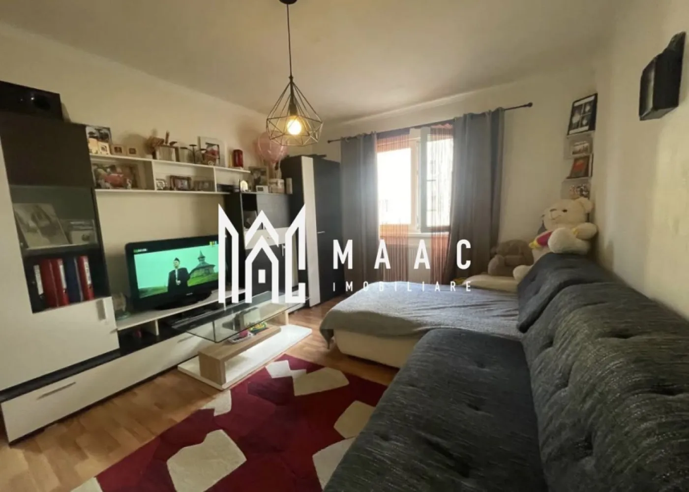 Apartament 2 camere | Pivniță | Parter înalt | Vasile Aaron - MAAC Imobiliare prezintă spre vânzare un apartament cu 2 camere și bucătărie separată, situat în cartierul Vasile Aaron, la parterul înalt al unui imobil cu 4 etaje. Proprietatea se remarcă prin compartimentarea practică și poziționarea într-o zonă bine conectată a orașului.

Apartamentul are o suprafață utilă de 44 mp și este compartimentat semidecomandat, oferind un echilibru eficient între funcționalitate și confort.

Caracteristici principale:
-2 camere
-Bucătărie separată, spațioasă
-Compartimentare semidecomandată
-Încălzire prin centrală termică pe gaz, cu calorifere
-Pivniță inclusă
-Se vinde complet mobilat și utilat, gata de mutare
-Liber de sarcini, acte în regulă
-Parter înalt, într-un bloc cu 4 etaje

Localizare – cartier Vasile Aaron
Apartamentul este amplasat într-o zonă cu acces facil către piață, magazine, bănci, școli, grădinițe și mijloace de transport în comun. Datorită poziției și caracteristicilor, proprietatea este potrivită atât pentru locuire proprie, cât și pentru investiție.

Pentru planuri, disponibilitate și programarea unei vizionări, vă rugăm să menționați telefonic că ați văzut anunțul cu numărul de CP: CP2858125.