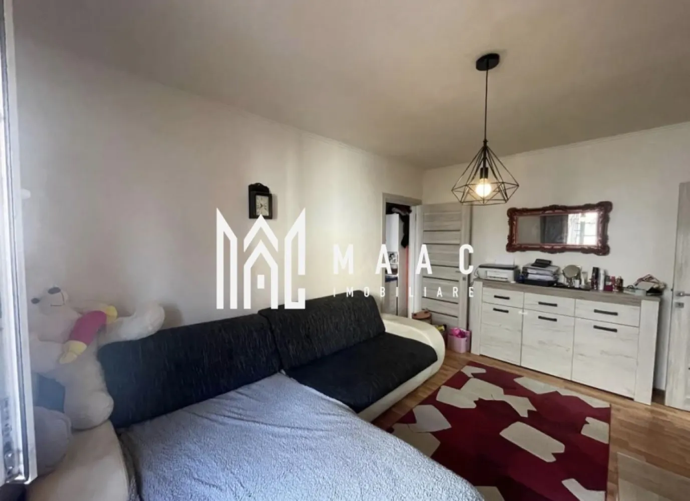 Apartament 2 camere | Pivniță | Parter înalt | Vasile Aaron - MAAC Imobiliare prezintă spre vânzare un apartament cu 2 camere și bucătărie separată, situat în cartierul Vasile Aaron, la parterul înalt al unui imobil cu 4 etaje. Proprietatea se remarcă prin compartimentarea practică și poziționarea într-o zonă bine conectată a orașului.

Apartamentul are o suprafață utilă de 44 mp și este compartimentat semidecomandat, oferind un echilibru eficient între funcționalitate și confort.

Caracteristici principale:
-2 camere
-Bucătărie separată, spațioasă
-Compartimentare semidecomandată
-Încălzire prin centrală termică pe gaz, cu calorifere
-Pivniță inclusă
-Se vinde complet mobilat și utilat, gata de mutare
-Liber de sarcini, acte în regulă
-Parter înalt, într-un bloc cu 4 etaje

Localizare – cartier Vasile Aaron
Apartamentul este amplasat într-o zonă cu acces facil către piață, magazine, bănci, școli, grădinițe și mijloace de transport în comun. Datorită poziției și caracteristicilor, proprietatea este potrivită atât pentru locuire proprie, cât și pentru investiție.

Pentru planuri, disponibilitate și programarea unei vizionări, vă rugăm să menționați telefonic că ați văzut anunțul cu numărul de CP: CP2858125.