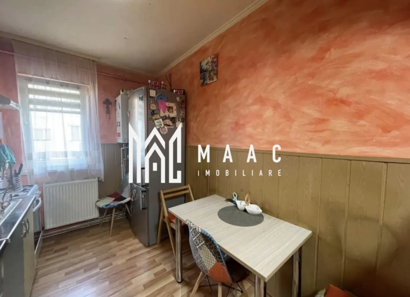 Apartament 2 camere | Pivniță | Parter înalt | Vasile Aaron - MAAC Imobiliare prezintă spre vânzare un apartament cu 2 camere și bucătărie separată, situat în cartierul Vasile Aaron, la parterul înalt al unui imobil cu 4 etaje. Proprietatea se remarcă prin compartimentarea practică și poziționarea într-o zonă bine conectată a orașului.

Apartamentul are o suprafață utilă de 44 mp și este compartimentat semidecomandat, oferind un echilibru eficient între funcționalitate și confort.

Caracteristici principale:
-2 camere
-Bucătărie separată, spațioasă
-Compartimentare semidecomandată
-Încălzire prin centrală termică pe gaz, cu calorifere
-Pivniță inclusă
-Se vinde complet mobilat și utilat, gata de mutare
-Liber de sarcini, acte în regulă
-Parter înalt, într-un bloc cu 4 etaje

Localizare – cartier Vasile Aaron
Apartamentul este amplasat într-o zonă cu acces facil către piață, magazine, bănci, școli, grădinițe și mijloace de transport în comun. Datorită poziției și caracteristicilor, proprietatea este potrivită atât pentru locuire proprie, cât și pentru investiție.

Pentru planuri, disponibilitate și programarea unei vizionări, vă rugăm să menționați telefonic că ați văzut anunțul cu numărul de CP: CP2858125.