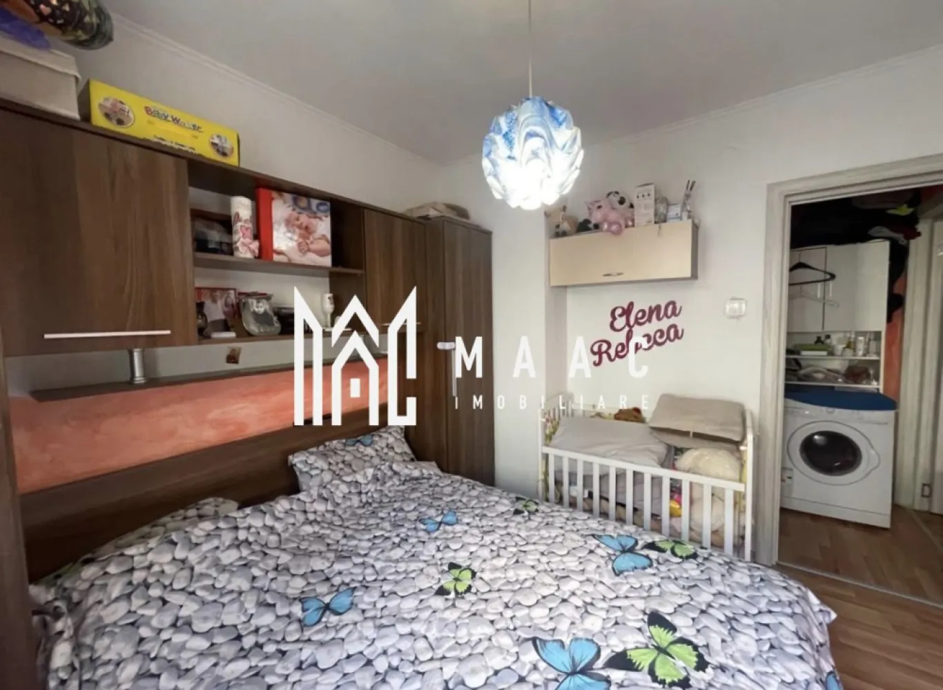 Apartament 2 camere | Pivniță | Parter înalt | Vasile Aaron - MAAC Imobiliare prezintă spre vânzare un apartament cu 2 camere și bucătărie separată, situat în cartierul Vasile Aaron, la parterul înalt al unui imobil cu 4 etaje. Proprietatea se remarcă prin compartimentarea practică și poziționarea într-o zonă bine conectată a orașului.

Apartamentul are o suprafață utilă de 44 mp și este compartimentat semidecomandat, oferind un echilibru eficient între funcționalitate și confort.

Caracteristici principale:
-2 camere
-Bucătărie separată, spațioasă
-Compartimentare semidecomandată
-Încălzire prin centrală termică pe gaz, cu calorifere
-Pivniță inclusă
-Se vinde complet mobilat și utilat, gata de mutare
-Liber de sarcini, acte în regulă
-Parter înalt, într-un bloc cu 4 etaje

Localizare – cartier Vasile Aaron
Apartamentul este amplasat într-o zonă cu acces facil către piață, magazine, bănci, școli, grădinițe și mijloace de transport în comun. Datorită poziției și caracteristicilor, proprietatea este potrivită atât pentru locuire proprie, cât și pentru investiție.

Pentru planuri, disponibilitate și programarea unei vizionări, vă rugăm să menționați telefonic că ați văzut anunțul cu numărul de CP: CP2858125.