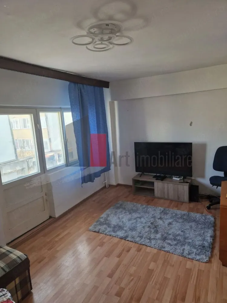 APARTAMENT 2 CAMERE MARGEANULUI - Va prezentam spre vanzare un apartament de 2 camere situat intr-un intr-un 
 bloc de apartamente din zona Margeanului, la etajul 8 din 10.
 Apartamentul are living, dormitor, bucatarie, baie , bransament gaze individual.
 Pentru alte detalii sau vizionare sunati la 0722 371 033.