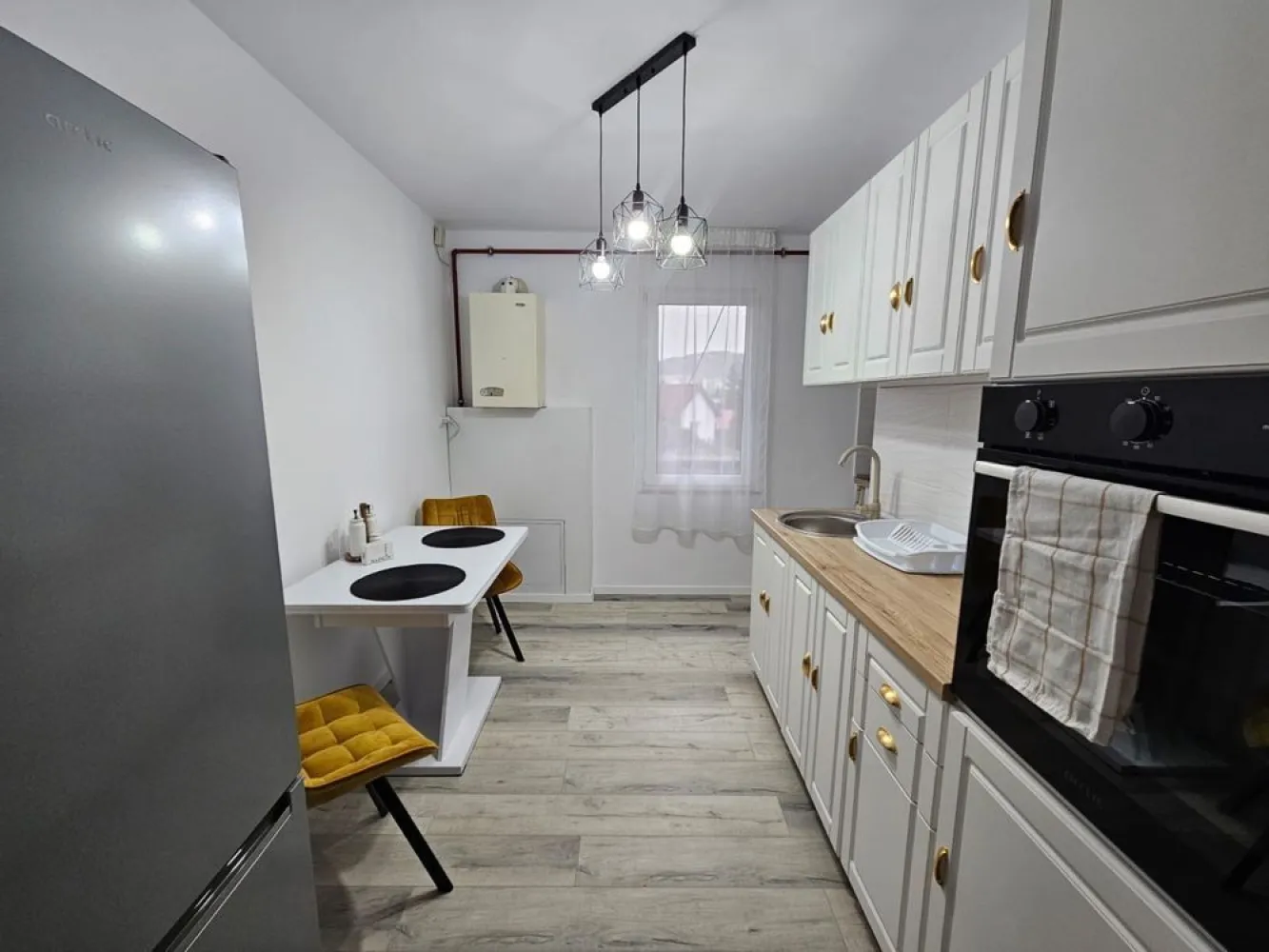 Tudor - Apartament 3 camere cu încălzire în pardoseală, 2 băi, - Mentionati ID-ul proprietatii cand apelati: CP3155931
Contact ⓪⑦②⑥ ②②③ ⑧⑧⑥ Sebastian

Vă prezentăm spre închiriere un apartament cu 3 camere situat în cartierul Tudor din Târgu Mureș, ideal pentru persoanele care își doresc confort, spațiu și acces facil către toate facilitățile urbane.

-- Situat la parter înalt
-- 3 camere
-- 2 dormitoare
-- Living spațios
-- Bucătărie complet mobilată și utilată
-- 2 băi
-- Complet mobilat și utilat
-- Încălzire în pardoseală
-- Disponibil pentru închiriere pe termen lung
-- Amplasat în zona Tudor, cu acces facil către magazine, școli, transport public și alte puncte de interes

Apartamentul oferă un nivel ridicat de confort și este pregătit pentru mutare imediată.

Pentru informații suplimentare și programarea unei vizionări, vă invităm să ne contactați.

Contact ⓪⑦②⑥ ②②③ ⑧⑧⑥ Sebastian

Comision agenție: 50% din valoarea primei chirii.