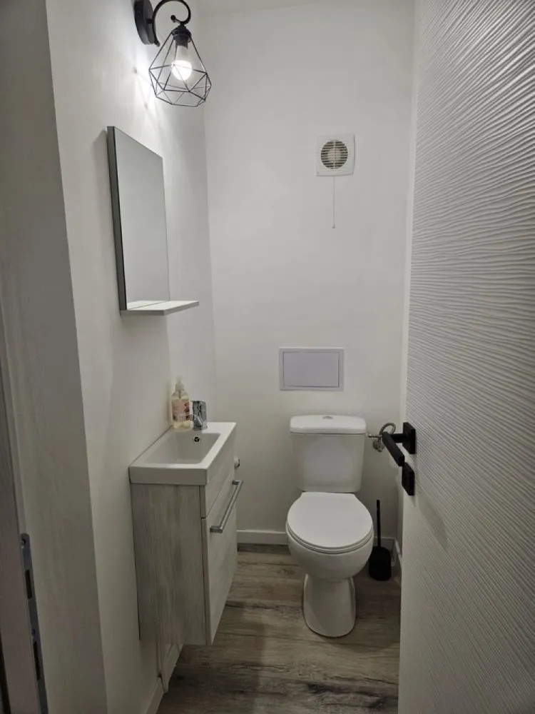 Tudor - Apartament 3 camere cu încălzire în pardoseală, 2 băi, - Mentionati ID-ul proprietatii cand apelati: CP3155931
Contact ⓪⑦②⑥ ②②③ ⑧⑧⑥ Sebastian

Vă prezentăm spre închiriere un apartament cu 3 camere situat în cartierul Tudor din Târgu Mureș, ideal pentru persoanele care își doresc confort, spațiu și acces facil către toate facilitățile urbane.

-- Situat la parter înalt
-- 3 camere
-- 2 dormitoare
-- Living spațios
-- Bucătărie complet mobilată și utilată
-- 2 băi
-- Complet mobilat și utilat
-- Încălzire în pardoseală
-- Disponibil pentru închiriere pe termen lung
-- Amplasat în zona Tudor, cu acces facil către magazine, școli, transport public și alte puncte de interes

Apartamentul oferă un nivel ridicat de confort și este pregătit pentru mutare imediată.

Pentru informații suplimentare și programarea unei vizionări, vă invităm să ne contactați.

Contact ⓪⑦②⑥ ②②③ ⑧⑧⑥ Sebastian

Comision agenție: 50% din valoarea primei chirii.