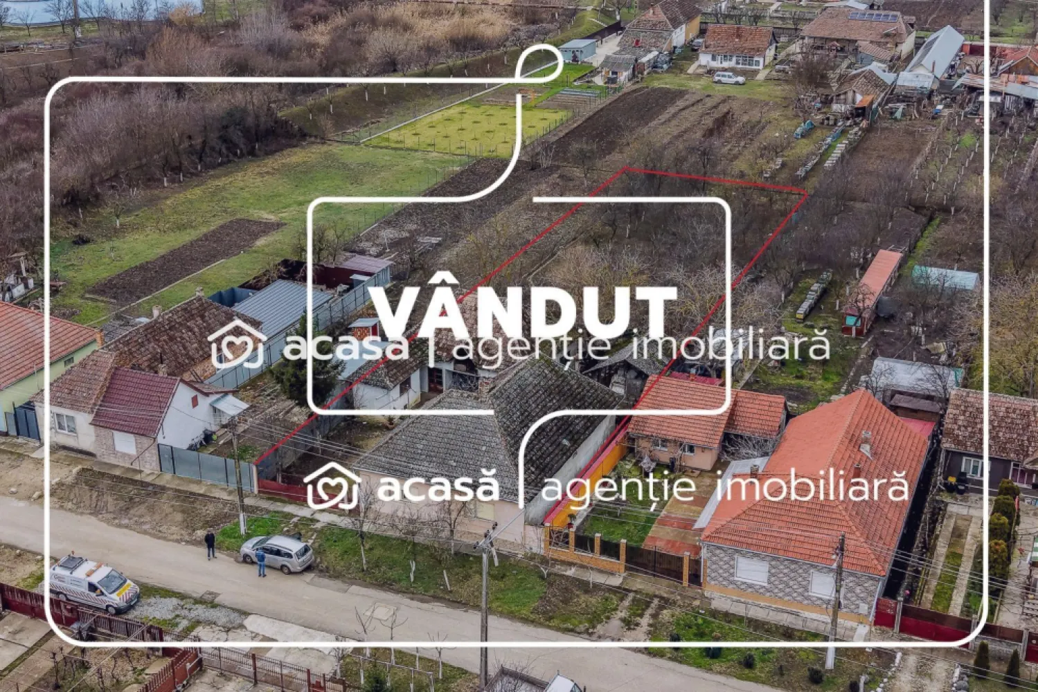 VÂNDUT! Casă de vanzare cu 3 camere in Chisineu Cris - Descoperă oportunitatea de a transforma o casă deosebită în căminul de vis al familiei tale. Acest imobil cu 3 camere este localizat într-o zonă foarte bună și este dotat cu toate utilitățile necesare pentru confortul zilnic. Proprietatea se remarcă prin terenul său generos, oferind spațiul necesar pentru multiple posibilități de amenajare. În plus, prețul competitiv face această ofertă una extrem de atractivă în piața actuală. Pentru a explora potențialul acestei case și pentru a programa o vizionare, nu ezitați să-l contactați pe Mihai Bica la 0742 543 526. Nu ratați ocazia de a transforma această casă în locuința la care ați visat mereu!