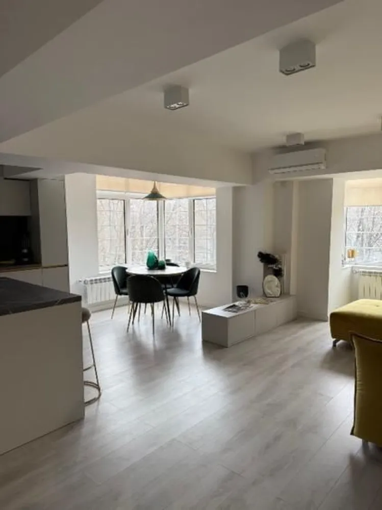Apartament modern de inchiriat Unirii - Se oferă spre închiriere apartament modern, cu o suprafață de 70 mp, situat la etajul 1 din 8, într-un imobil îngrijit. Apartamentul este luminos, spațios și bine compartimentat, amenajat într-un stil contemporan, ideal pentru un stil de viață confortabil.

Imobilul beneficiază de termoficare, fără a fi existat vreodată probleme cu furnizarea căldurii sau a apei calde. Zona este liniștită și bine conectată la mijloace de transport, magazine și alte facilități urbane.

Se caută chiriasi serioși, de încredere, cu job stabil, care să respecte proprietatea și vecinii.
Ideal pentru un cuplu sau o persoană care apreciază confortul și ordinea.

Disponibil imediat . Se inchiriaza complet mobilat si utilat.

Va stam la dispozitie pentru informatii suplimentare sau pentru programarea unei vizionari.
 
Comisionul agentiei este de 50% din prima prima luna, iar perioada minima a inchirierii este de 12 luni.

Cu deosebita consideratie, 
Arbore Real Estate