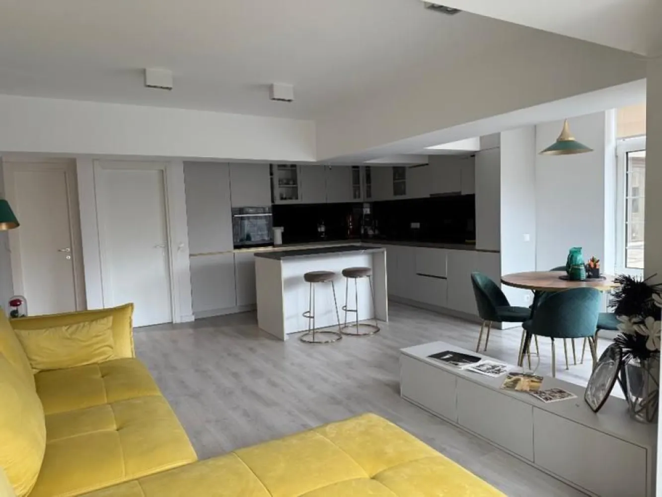 Apartament modern de inchiriat Unirii - Se oferă spre închiriere apartament modern, cu o suprafață de 70 mp, situat la etajul 1 din 8, într-un imobil îngrijit. Apartamentul este luminos, spațios și bine compartimentat, amenajat într-un stil contemporan, ideal pentru un stil de viață confortabil.

Imobilul beneficiază de termoficare, fără a fi existat vreodată probleme cu furnizarea căldurii sau a apei calde. Zona este liniștită și bine conectată la mijloace de transport, magazine și alte facilități urbane.

Se caută chiriasi serioși, de încredere, cu job stabil, care să respecte proprietatea și vecinii.
Ideal pentru un cuplu sau o persoană care apreciază confortul și ordinea.

Disponibil imediat . Se inchiriaza complet mobilat si utilat.

Va stam la dispozitie pentru informatii suplimentare sau pentru programarea unei vizionari.
 
Comisionul agentiei este de 50% din prima prima luna, iar perioada minima a inchirierii este de 12 luni.

Cu deosebita consideratie, 
Arbore Real Estate