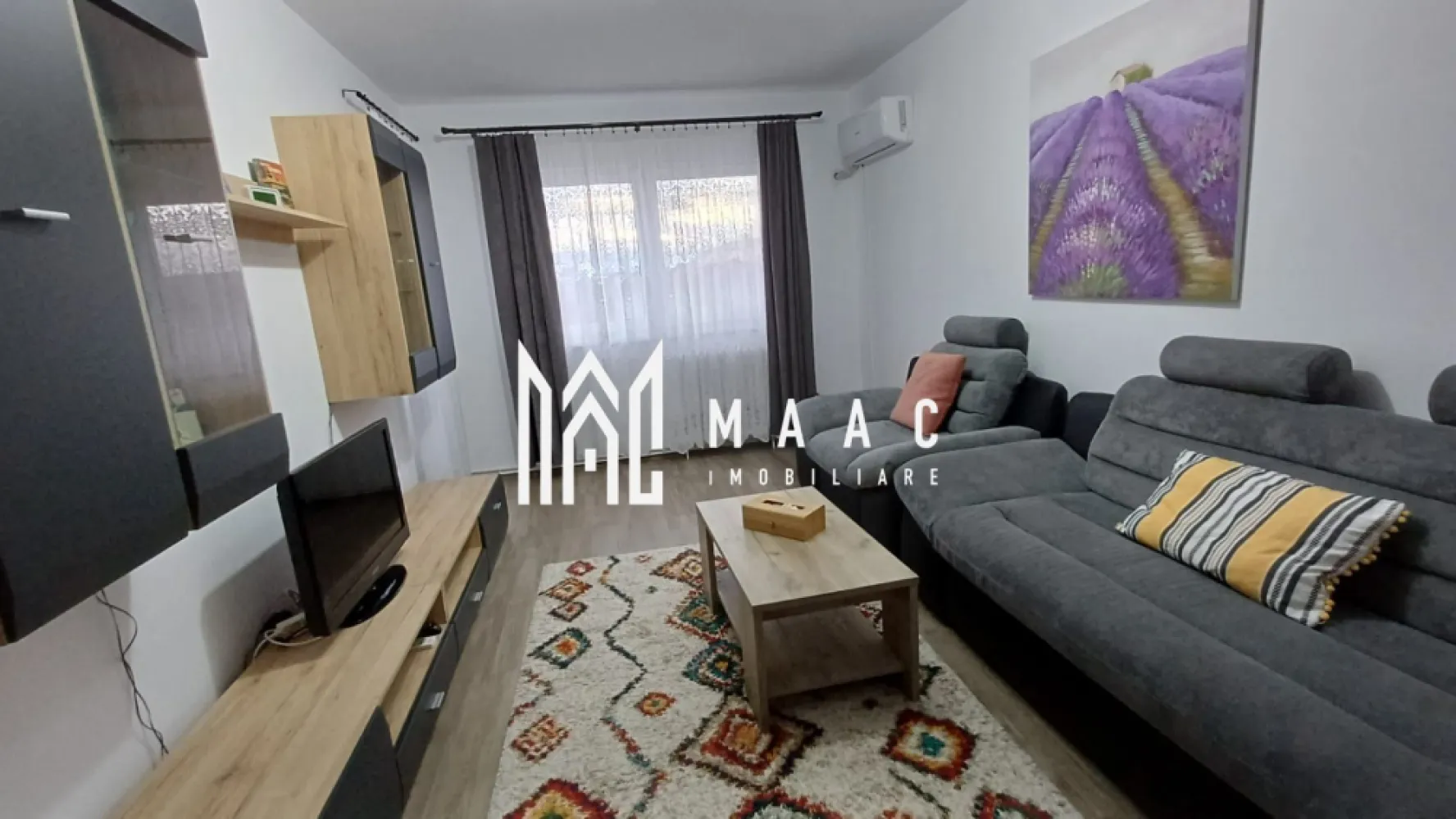 Apartament 3 camere | Decomandat | Balcon | 73 MPU | Vasile Aaron - MAAC Imobiliare vă propune spre vânzare un apartament cu 3 camere, având o suprafață utilă de 73 mp, compartimentat eficient și bine întreținut, situat într-o zonă cu acces facil către multiple puncte de interes din oraș. Proprietatea se remarcă prin poziționarea avantajoasă, în proximitatea magazinelor, școlilor, stațiilor de autobuz, iar grădinița este amplasată chiar la ieșirea din bloc, un beneficiu important pentru familiile cu copii.

Locuința oferă un spațiu bine organizat, ideal pentru un stil de viață confortabil, fiind potrivită atât pentru rezidență proprie, cât și pentru investiție imobiliară.

Compartimentare:
-Bucătărie cu zonă de luat masa
-Living complet mobilat
-2 dormitoare mobilate
-Baie cu geam pentru aerisire naturală
-Balcon închis, utilizabil pe tot parcursul anului
-Dressing

Dotări și finisaje:
-Aer condiționat în fiecare cameră
-Bucătărie complet mobilată și utilată
-Balcon închis
-Pivniță inclusă în proprietate

Apartamentul se vinde complet mobilat, fiind pregătit pentru mutare imediată, fără investiții suplimentare. Compartimentarea practică, dotările existente și amplasarea într-o zonă bine conectată la facilități urbane contribuie la un nivel ridicat de confort și funcționalitate.

Pentru mai multe detalii și programarea unei vizionări, precizați telefonic că ați văzut anunțul cu CP2888116
