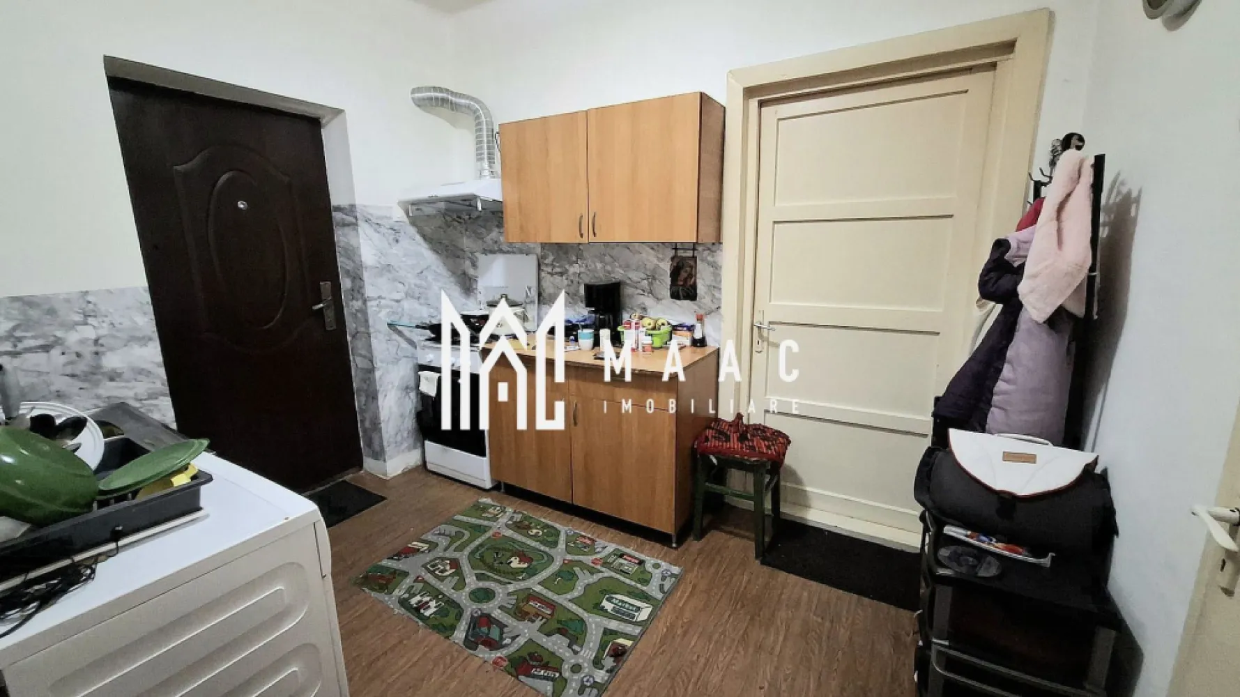Casa tip duplex | 2 camere | Zona Vasile Aron - MAAC Imobiliare vă propune spre vânzare o casă în zona Vasile Aron, ideală pentru o familie sau pentru cei care doresc să își stabilească sediul unei afaceri într-o locație accesibilă. 

Proprietatea, cu o suprafață de 113 mp, dispune de două dormitoare decomandate, un living spațios, o baie funcțională și o bucătărie, perfectă pentru a deveni locul unde fiecare zi începe cu relaxare și confort.

Un avantaj semnificativ al acestei case este podul amplasat pe toată suprafața locuinței, ce oferă posibilitatea de a construi un etaj sau de a mansarda spațiul existent, transformându-l într-o locuință mult mai mare sau chiar într-un spațiu de birouri. Curtea proprie, cu o suprafață de 53 mp, poate deveni locul ideal pentru momente de relaxare în aer liber sau pentru diverse activități în familie. De asemenea, proprietatea beneficiază de o parcare publică în apropiere, asigurând un acces facil și comod.

Chiar dacă casa necesită renovare, aceasta reprezintă o oportunitate excelentă de a o transforma într-o locuință modernă, adaptată nevoilor dumneavoastră. Investiția într-o renovare poate adăuga un farmec deosebit acestei locuințe, iar potențialul de dezvoltare al spațiilor este remarcabil.

Pentru mai multe detalii sau pentru a programa o vizionare, menționați telefonic că ați văzut anunțul cu CP2260724.