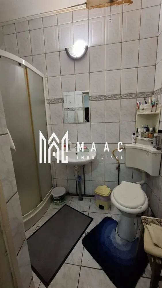 Casa tip duplex | 2 camere | Zona Vasile Aron - MAAC Imobiliare vă propune spre vânzare o casă în zona Vasile Aron, ideală pentru o familie sau pentru cei care doresc să își stabilească sediul unei afaceri într-o locație accesibilă. 

Proprietatea, cu o suprafață de 113 mp, dispune de două dormitoare decomandate, un living spațios, o baie funcțională și o bucătărie, perfectă pentru a deveni locul unde fiecare zi începe cu relaxare și confort.

Un avantaj semnificativ al acestei case este podul amplasat pe toată suprafața locuinței, ce oferă posibilitatea de a construi un etaj sau de a mansarda spațiul existent, transformându-l într-o locuință mult mai mare sau chiar într-un spațiu de birouri. Curtea proprie, cu o suprafață de 53 mp, poate deveni locul ideal pentru momente de relaxare în aer liber sau pentru diverse activități în familie. De asemenea, proprietatea beneficiază de o parcare publică în apropiere, asigurând un acces facil și comod.

Chiar dacă casa necesită renovare, aceasta reprezintă o oportunitate excelentă de a o transforma într-o locuință modernă, adaptată nevoilor dumneavoastră. Investiția într-o renovare poate adăuga un farmec deosebit acestei locuințe, iar potențialul de dezvoltare al spațiilor este remarcabil.

Pentru mai multe detalii sau pentru a programa o vizionare, menționați telefonic că ați văzut anunțul cu CP2260724.