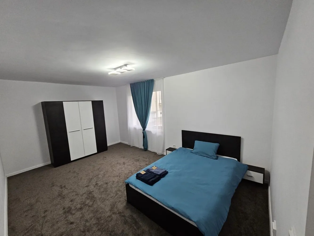 Tudor - Apartament 3 camere cu încălzire în pardoseală, 2 băi, - Mentionati ID-ul proprietatii cand apelati: CP3155931
Contact ⓪⑦②⑥ ②②③ ⑧⑧⑥ Sebastian

Vă prezentăm spre închiriere un apartament cu 3 camere situat în cartierul Tudor din Târgu Mureș, ideal pentru persoanele care își doresc confort, spațiu și acces facil către toate facilitățile urbane.

-- Situat la parter înalt
-- 3 camere
-- 2 dormitoare
-- Living spațios
-- Bucătărie complet mobilată și utilată
-- 2 băi
-- Complet mobilat și utilat
-- Încălzire în pardoseală
-- Disponibil pentru închiriere pe termen lung
-- Amplasat în zona Tudor, cu acces facil către magazine, școli, transport public și alte puncte de interes

Apartamentul oferă un nivel ridicat de confort și este pregătit pentru mutare imediată.

Pentru informații suplimentare și programarea unei vizionări, vă invităm să ne contactați.

Contact ⓪⑦②⑥ ②②③ ⑧⑧⑥ Sebastian

Comision agenție: 50% din valoarea primei chirii.