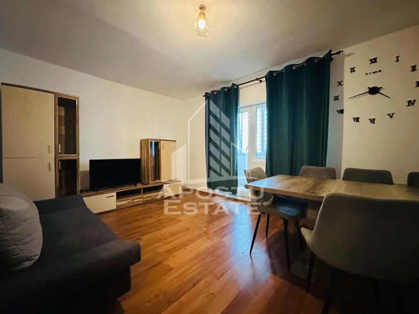 Apartament 1 camera zona Confectii - APOSTU ESTATE va propune spre inchiriere apartament cu 1 camera, situat in zona Confectii, la etajul 2 din 4, cu o suprafata utila de 48 mp.

Apartamentul dispune de o bucatarie moderna, complet utilata cu plita, cuptor cu microunde, hota si frigider. Baia este spatioasa, dotata cu dus si masina de spalat rufe. De asemenea, locuinta beneficiaza de un balcon inchis si generos, ideal pentru relaxare sau depozitare.

Incalzirea se realizeaza prin CET, iar proprietatea include si loc de parcare propriu.

Apartamentul este ideal pentru studenti, un cuplu sau o familie de 2 persoane. 

Perioada minima de inchiriere este de 1 an.

Pentru mai multe detalii sau pentru programarea unei vizionari, echipa Apostu Estate va sta cu profesionalism si promptitudine la dispozitie dumneavoastra.
 CP3021814