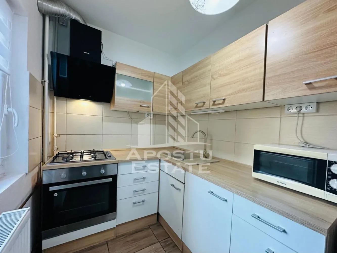 Apartament 1 camera zona Confectii - APOSTU ESTATE va propune spre inchiriere apartament cu 1 camera, situat in zona Confectii, la etajul 2 din 4, cu o suprafata utila de 48 mp.

Apartamentul dispune de o bucatarie moderna, complet utilata cu plita, cuptor cu microunde, hota si frigider. Baia este spatioasa, dotata cu dus si masina de spalat rufe. De asemenea, locuinta beneficiaza de un balcon inchis si generos, ideal pentru relaxare sau depozitare.

Incalzirea se realizeaza prin CET, iar proprietatea include si loc de parcare propriu.

Apartamentul este ideal pentru studenti, un cuplu sau o familie de 2 persoane. 

Perioada minima de inchiriere este de 1 an.

Pentru mai multe detalii sau pentru programarea unei vizionari, echipa Apostu Estate va sta cu profesionalism si promptitudine la dispozitie dumneavoastra.
 CP3021814