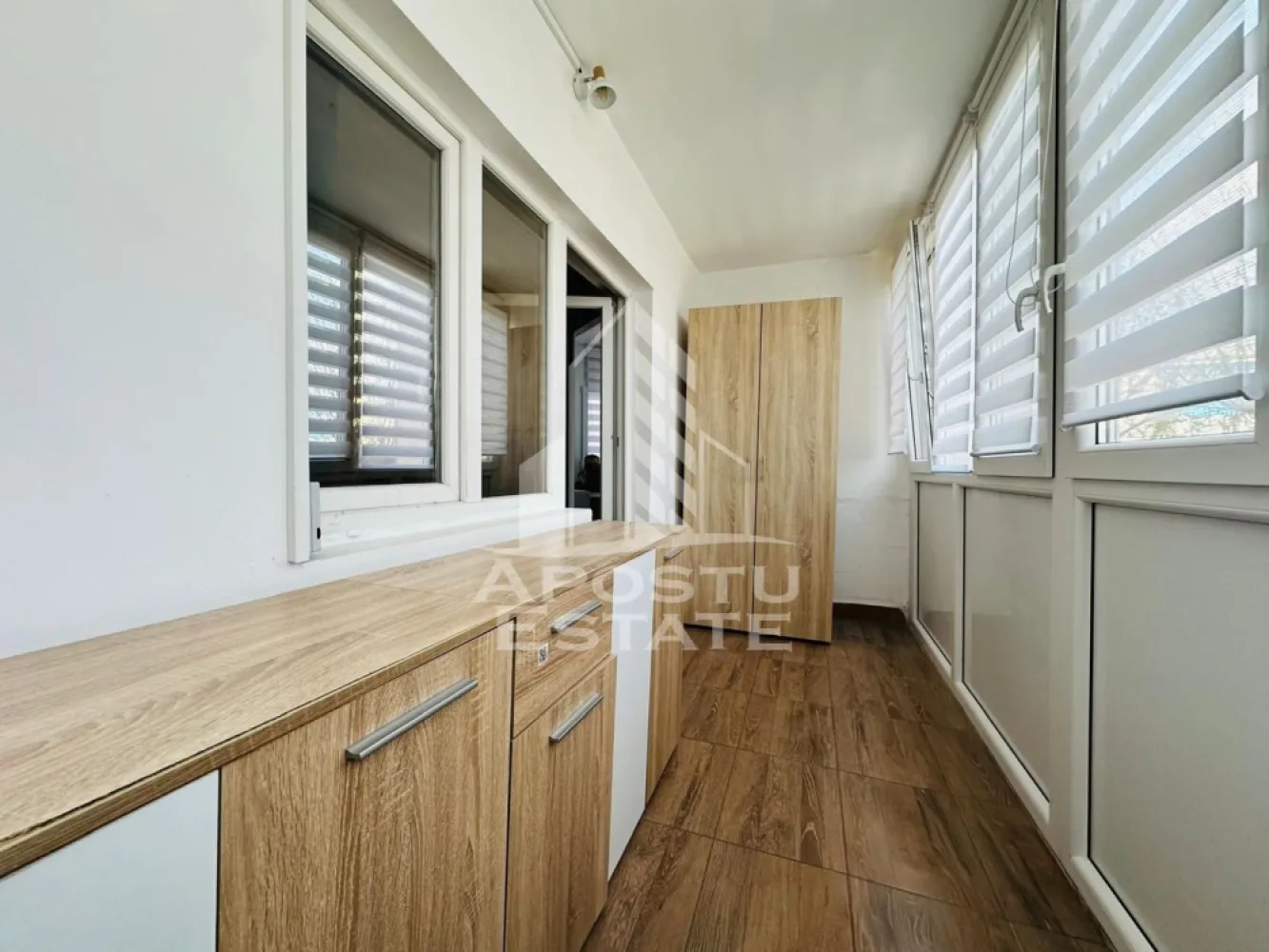 Apartament 1 camera zona Confectii - APOSTU ESTATE va propune spre inchiriere apartament cu 1 camera, situat in zona Confectii, la etajul 2 din 4, cu o suprafata utila de 48 mp.

Apartamentul dispune de o bucatarie moderna, complet utilata cu plita, cuptor cu microunde, hota si frigider. Baia este spatioasa, dotata cu dus si masina de spalat rufe. De asemenea, locuinta beneficiaza de un balcon inchis si generos, ideal pentru relaxare sau depozitare.

Incalzirea se realizeaza prin CET, iar proprietatea include si loc de parcare propriu.

Apartamentul este ideal pentru studenti, un cuplu sau o familie de 2 persoane. 

Perioada minima de inchiriere este de 1 an.

Pentru mai multe detalii sau pentru programarea unei vizionari, echipa Apostu Estate va sta cu profesionalism si promptitudine la dispozitie dumneavoastra.
 CP3021814