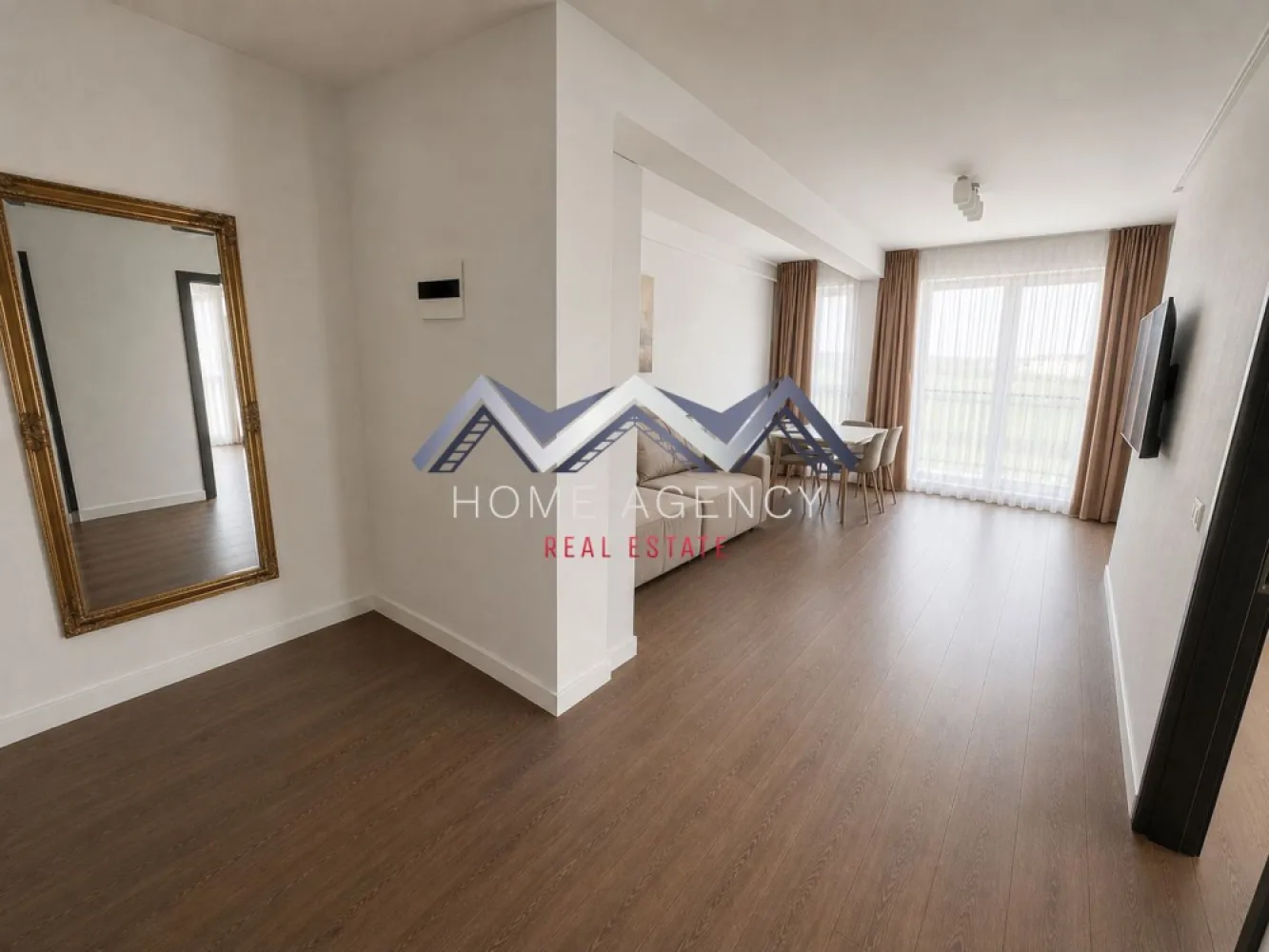 Apartament 2 camere Otopeni | mobilat & utilat | parcare | comision 0 - Descoperă un apartament modern cu 2 camere, situat într-un ansamblu rezidențial nou din Otopeni, ideal atât pentru locuit, cât și pentru investiție sigură, datorită poziționării excelente și accesului rapid către București.

Prețul afișat nu include TVA.
Preț final: 106.000 euro (negociabil) | TVA și 1 loc de parcare inclus | complet mobilat și utilat | comision 0

Locuința este amplasată la etajul 2/3 într-un imobil D+3, oferind un echilibru foarte bun între accesibilitate și intimitate, fiind o alegere inspirată pentru cei care își doresc confort. Apartamentul este luminos și bine orientat (Nord-Est), astfel că beneficiază de lumină naturală pe tot parcursul zilei – dormitorul este orientat spre Est, ideal pentru dimineți plăcute, iar zona de zi spre Nord pentru un ambient cald și primitor.

Compartimentarea este una practică și versatilă, evidențiindu-se printr-o zonă de living generoasă, cu acces către balcon, dar și prin bucătăria retrasă, care poate fi închisă complet, oferind astfel un plus de confort și funcționalitate. 

Apartamentul se predă complet mobilat și utilat, respectiv finisat cu materiale moderne, baie complet utilată cu gresie, faianță și obiecte sanitare (cadă), precum și centrală termică proprie, fiind racordat la toate utilitățile publice. 

Poziționarea în Otopeni oferă acces rapid către Aeroportul Henri Coandă, DN1, Centura București, dar și către centre comerciale, școli și mijloace de transport, ceea ce face ca proprietatea să fie potrivită atât pentru locuire personală, cât și pentru investiție cu randament bun.

Programează acum o vizionare!
