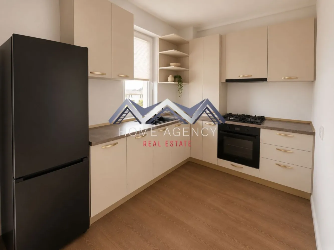 Apartament 2 camere Otopeni | mobilat & utilat | parcare | comision 0 - Descoperă un apartament modern cu 2 camere, situat într-un ansamblu rezidențial nou din Otopeni, ideal atât pentru locuit, cât și pentru investiție sigură, datorită poziționării excelente și accesului rapid către București.

Prețul afișat nu include TVA.
Preț final: 106.000 euro (negociabil) | TVA și 1 loc de parcare inclus | complet mobilat și utilat | comision 0

Locuința este amplasată la etajul 2/3 într-un imobil D+3, oferind un echilibru foarte bun între accesibilitate și intimitate, fiind o alegere inspirată pentru cei care își doresc confort. Apartamentul este luminos și bine orientat (Nord-Est), astfel că beneficiază de lumină naturală pe tot parcursul zilei – dormitorul este orientat spre Est, ideal pentru dimineți plăcute, iar zona de zi spre Nord pentru un ambient cald și primitor.

Compartimentarea este una practică și versatilă, evidențiindu-se printr-o zonă de living generoasă, cu acces către balcon, dar și prin bucătăria retrasă, care poate fi închisă complet, oferind astfel un plus de confort și funcționalitate. 

Apartamentul se predă complet mobilat și utilat, respectiv finisat cu materiale moderne, baie complet utilată cu gresie, faianță și obiecte sanitare (cadă), precum și centrală termică proprie, fiind racordat la toate utilitățile publice. 

Poziționarea în Otopeni oferă acces rapid către Aeroportul Henri Coandă, DN1, Centura București, dar și către centre comerciale, școli și mijloace de transport, ceea ce face ca proprietatea să fie potrivită atât pentru locuire personală, cât și pentru investiție cu randament bun.

Programează acum o vizionare!