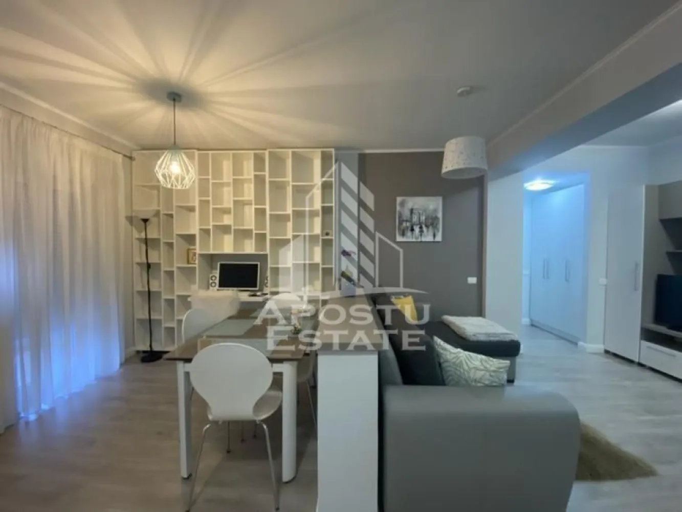 Apartament cu 2 camere, in complex Europa,Aradului , Timisoara - Agentia imobiliara APOSTU ESTATE va propune spre inchiriere un apartament cu 2 camere, spatios si luminos, situat in zona Aradului , o zona linistita si bine pozitionata din Timisoara, potrivit pentru cupluri,familii, sau studenti care isi doresc o locuinta unde sa se simta confortabil si cu acces facil catre scoli, statii de autobuz, supermarketuri , magazine de zona, parcuri.

Suprafata utila: 50 mp
Compartimentare eficienta:
-Hol de acces generos
-Bucatarie complet mobilata si utilata, cu loc de luat masa
-Living luminos si spatios
-Dormitor mobilat si utilat
-Baie prevazuta cu cada

Confort si facilitati:
-Incalzirea apartamentului: centrala proprie 
-Apartamentul este complet mobilat si utilat de către proprietar 
Localizare:
-Timis,Timisoara, zona Aradului – acces facil spre magazine, supermarketul Lidl, scoli, parcuri si mijloace de transport in comun.

Ideal pentru:
-Familii
-Cupluri
-Studenti
Pret chirie lunara: 420 euro 
Programeaza o vizionare pentru a-ti putea imagina viitorul aici!
ID intern: CP3161352