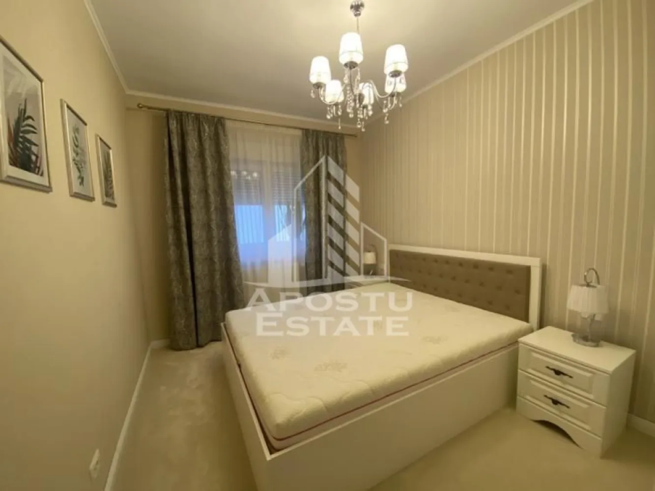 Apartament cu 2 camere, in complex Europa,Aradului , Timisoara - Agentia imobiliara APOSTU ESTATE va propune spre inchiriere un apartament cu 2 camere, spatios si luminos, situat in zona Aradului , o zona linistita si bine pozitionata din Timisoara, potrivit pentru cupluri,familii, sau studenti care isi doresc o locuinta unde sa se simta confortabil si cu acces facil catre scoli, statii de autobuz, supermarketuri , magazine de zona, parcuri.

Suprafata utila: 50 mp
Compartimentare eficienta:
-Hol de acces generos
-Bucatarie complet mobilata si utilata, cu loc de luat masa
-Living luminos si spatios
-Dormitor mobilat si utilat
-Baie prevazuta cu cada

Confort si facilitati:
-Incalzirea apartamentului: centrala proprie 
-Apartamentul este complet mobilat si utilat de către proprietar 
Localizare:
-Timis,Timisoara, zona Aradului – acces facil spre magazine, supermarketul Lidl, scoli, parcuri si mijloace de transport in comun.

Ideal pentru:
-Familii
-Cupluri
-Studenti
Pret chirie lunara: 420 euro 
Programeaza o vizionare pentru a-ti putea imagina viitorul aici!
ID intern: CP3161352