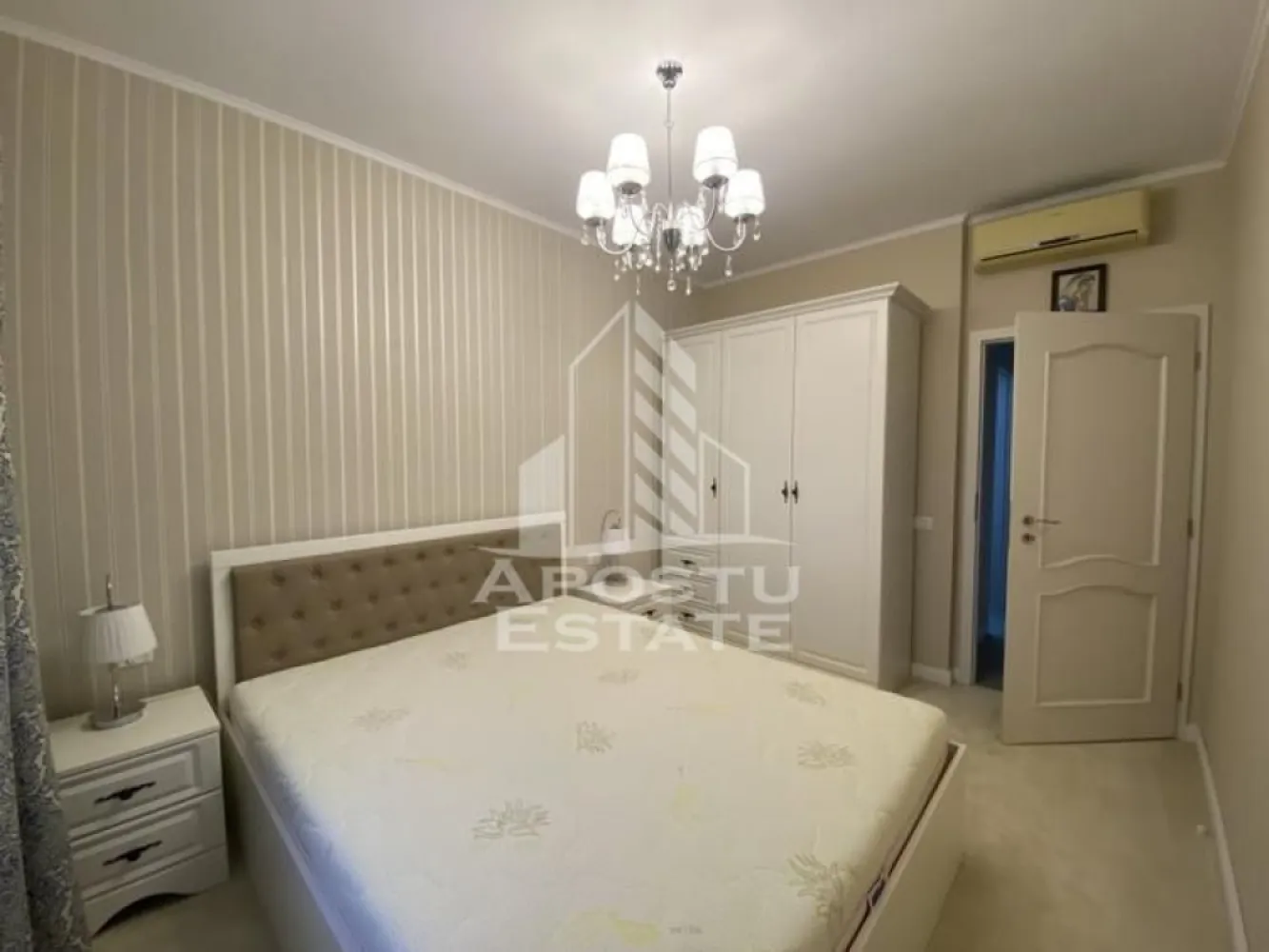Apartament cu 2 camere, in complex Europa,Aradului , Timisoara - Agentia imobiliara APOSTU ESTATE va propune spre inchiriere un apartament cu 2 camere, spatios si luminos, situat in zona Aradului , o zona linistita si bine pozitionata din Timisoara, potrivit pentru cupluri,familii, sau studenti care isi doresc o locuinta unde sa se simta confortabil si cu acces facil catre scoli, statii de autobuz, supermarketuri , magazine de zona, parcuri.

Suprafata utila: 50 mp
Compartimentare eficienta:
-Hol de acces generos
-Bucatarie complet mobilata si utilata, cu loc de luat masa
-Living luminos si spatios
-Dormitor mobilat si utilat
-Baie prevazuta cu cada

Confort si facilitati:
-Incalzirea apartamentului: centrala proprie 
-Apartamentul este complet mobilat si utilat de către proprietar 
Localizare:
-Timis,Timisoara, zona Aradului – acces facil spre magazine, supermarketul Lidl, scoli, parcuri si mijloace de transport in comun.

Ideal pentru:
-Familii
-Cupluri
-Studenti
Pret chirie lunara: 420 euro 
Programeaza o vizionare pentru a-ti putea imagina viitorul aici!
ID intern: CP3161352