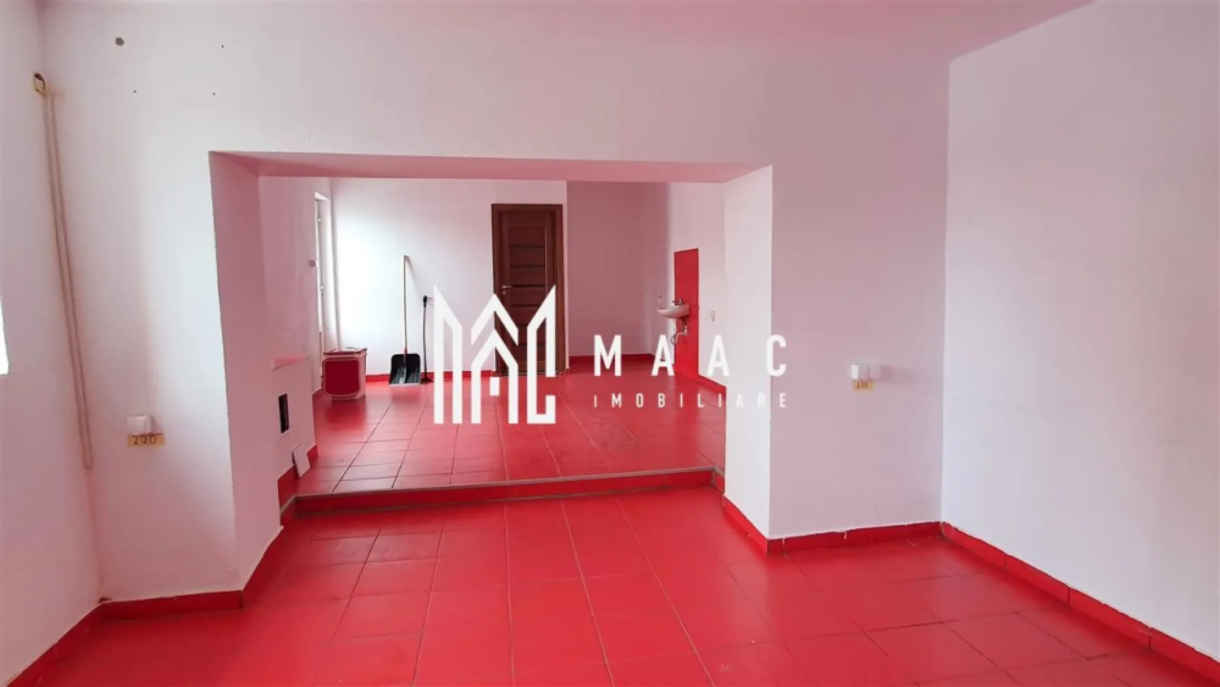 Spatiu comercial Zona Centrala | 44 MP | Parter - MAAC Imobiliare vă propune spre vânzare un spațiu comercial situat în zona centrală, cu o suprafață utilă de 44 mp, amplasat într-o locație cu vizibilitate foarte bună și trafic pietonal intens.

Spațiul beneficiază de un vad comercial excelent, fiind ideal pentru activități precum retail, birouri sau servicii. Compartimentarea este practică și permite adaptarea în funcție de necesitățile viitorului proprietar.

Proprietatea se poate preda cu chiriașii actuali, reprezentând astfel o oportunitate atractivă pentru investiție, cu venit imediat din chirii.

Poziționarea centrală oferă acces facil către principalele puncte de interes ale orașului și asigură o expunere optimă pentru orice tip de activitate comercială.

Pentru mai multe informații și programarea unei vizionări, vă rugăm să ne contactați. Va rugam specificati CP3161580
