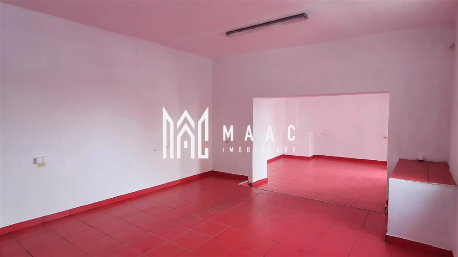 Spatiu comercial Zona Centrala | 44 MP | Parter - MAAC Imobiliare vă propune spre vânzare un spațiu comercial situat în zona centrală, cu o suprafață utilă de 44 mp, amplasat într-o locație cu vizibilitate foarte bună și trafic pietonal intens.

Spațiul beneficiază de un vad comercial excelent, fiind ideal pentru activități precum retail, birouri sau servicii. Compartimentarea este practică și permite adaptarea în funcție de necesitățile viitorului proprietar.

Proprietatea se poate preda cu chiriașii actuali, reprezentând astfel o oportunitate atractivă pentru investiție, cu venit imediat din chirii.

Poziționarea centrală oferă acces facil către principalele puncte de interes ale orașului și asigură o expunere optimă pentru orice tip de activitate comercială.

Pentru mai multe informații și programarea unei vizionări, vă rugăm să ne contactați. Va rugam specificati CP3161580