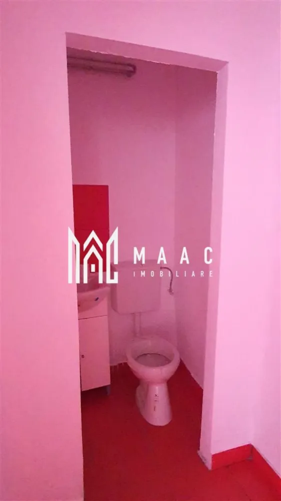Spatiu comercial Zona Centrala | 44 MP | Parter - MAAC Imobiliare vă propune spre vânzare un spațiu comercial situat în zona centrală, cu o suprafață utilă de 44 mp, amplasat într-o locație cu vizibilitate foarte bună și trafic pietonal intens.

Spațiul beneficiază de un vad comercial excelent, fiind ideal pentru activități precum retail, birouri sau servicii. Compartimentarea este practică și permite adaptarea în funcție de necesitățile viitorului proprietar.

Proprietatea se poate preda cu chiriașii actuali, reprezentând astfel o oportunitate atractivă pentru investiție, cu venit imediat din chirii.

Poziționarea centrală oferă acces facil către principalele puncte de interes ale orașului și asigură o expunere optimă pentru orice tip de activitate comercială.

Pentru mai multe informații și programarea unei vizionări, vă rugăm să ne contactați. Va rugam specificati CP3161580