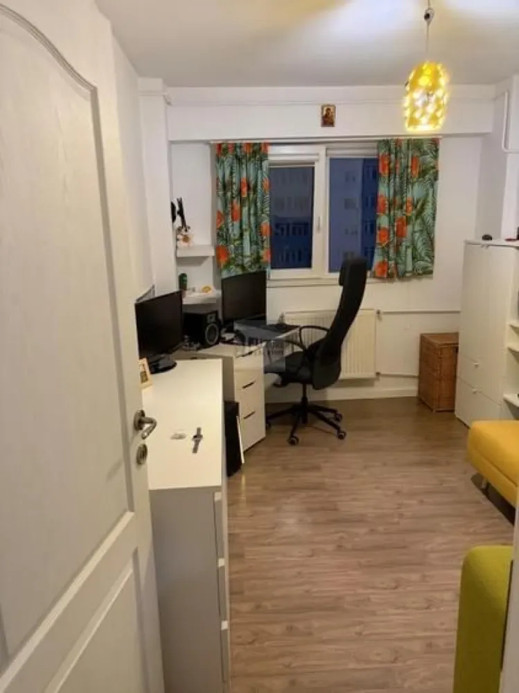 Apartament 3 camere si loc de parcare, statia de metrou Aparatorii Patriei - Vă propunem spre închiriere un apartament spațios și bine compartimentat, situat în zona Apărătorii Patriei, într-o locație liniștită, în spatele Universității Spiru Haret, la doar 300 m de stația de metrou Apărătorii Patriei. Apartamentul este amplasat la etajul 8 din 8 al unui imobil construit în 1987, reabilitat complet în 2024, beneficiind de termo și hidroizolație a terasei, panouri solare și lift nou. Cu o suprafață utilă de 67,60 mp, locuința este compartimentată eficient și funcțional, oferind: living luminos și modern dormitor matrimonial confortabil dormitor secundar bucătărie complet utilată baie principală cu cadă grup sanitar de serviciu balcon loc de parcare inclus multiple spații de depozitare Apartamentul este ideal pentru o familie sau pentru persoane care își doresc confort, acces rapid la mijloace de transport și facilități moderne, într-o zonă bine conectată a orașului. }}