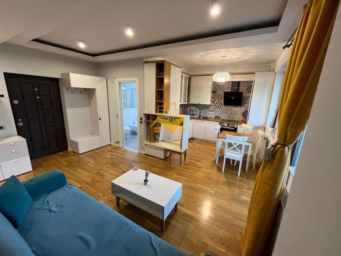 2 camere, modern, bloc nou, Gheorgheni, Iulius Mall, FSEGA, MOL - GOLDNESS Imobiliare vă propune spre închiriere un apartament cu 2 camere semidecomandate complet mobilat și utilat, la etajul 1 într-un imobil de 6 etaje, în Cartierul Gheorgheni, Zona Iulius Mall, in apropiere de FSEGA.
Posibilitate de achizitionare a unui loc de parcare subteran.
Se află în apropierea stațiilor de transport în comun, magazine, restaurante, spații verzi, farmacii, etc. 

Apartamentul este compartimentat astfel:
 - dormitor cu pat matrimonial, dressing, noptiere, 
 - living cu bucatarie open space complet utilată și mobilată, canapea extensibilă, loc de servit masa 
 - baie cu cabina de dus, calorifer port prosop și dulap pentru depozitare,bideu.
 - terasa de 10 mp.

Imobilul este dotat cu toate cele necesare- centrală proprie, frigider, aragaz, hotă, mașină de spălat haine, etc. 

Dacă sunteți interesați de acest apartament și doriți să îl vizionați, dar și pentru alte oferte nu ezitați să ne contactați telefonic sau prin e-mail. Vă stăm la dispoziție!
Pentru intermediere se percepe un comision de 50% din prețul chiriei!