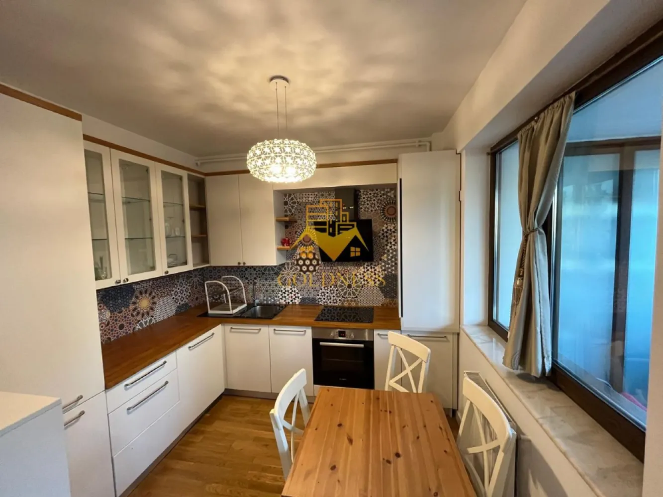 2 camere, modern, bloc nou, Gheorgheni, Iulius Mall, FSEGA, MOL - GOLDNESS Imobiliare vă propune spre închiriere un apartament cu 2 camere semidecomandate complet mobilat și utilat, la etajul 1 într-un imobil de 6 etaje, în Cartierul Gheorgheni, Zona Iulius Mall, in apropiere de FSEGA.
Posibilitate de achizitionare a unui loc de parcare subteran.
Se află în apropierea stațiilor de transport în comun, magazine, restaurante, spații verzi, farmacii, etc. 

Apartamentul este compartimentat astfel:
 - dormitor cu pat matrimonial, dressing, noptiere, 
 - living cu bucatarie open space complet utilată și mobilată, canapea extensibilă, loc de servit masa 
 - baie cu cabina de dus, calorifer port prosop și dulap pentru depozitare,bideu.
 - terasa de 10 mp.

Imobilul este dotat cu toate cele necesare- centrală proprie, frigider, aragaz, hotă, mașină de spălat haine, etc. 

Dacă sunteți interesați de acest apartament și doriți să îl vizionați, dar și pentru alte oferte nu ezitați să ne contactați telefonic sau prin e-mail. Vă stăm la dispoziție!
Pentru intermediere se percepe un comision de 50% din prețul chiriei!