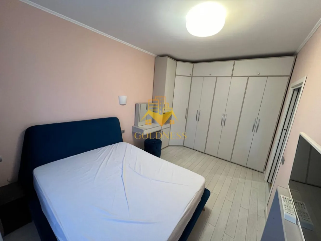 2 camere, modern, bloc nou, Gheorgheni, Iulius Mall, FSEGA, MOL - GOLDNESS Imobiliare vă propune spre închiriere un apartament cu 2 camere semidecomandate complet mobilat și utilat, la etajul 1 într-un imobil de 6 etaje, în Cartierul Gheorgheni, Zona Iulius Mall, in apropiere de FSEGA.
Posibilitate de achizitionare a unui loc de parcare subteran.
Se află în apropierea stațiilor de transport în comun, magazine, restaurante, spații verzi, farmacii, etc. 

Apartamentul este compartimentat astfel:
 - dormitor cu pat matrimonial, dressing, noptiere, 
 - living cu bucatarie open space complet utilată și mobilată, canapea extensibilă, loc de servit masa 
 - baie cu cabina de dus, calorifer port prosop și dulap pentru depozitare,bideu.
 - terasa de 10 mp.

Imobilul este dotat cu toate cele necesare- centrală proprie, frigider, aragaz, hotă, mașină de spălat haine, etc. 

Dacă sunteți interesați de acest apartament și doriți să îl vizionați, dar și pentru alte oferte nu ezitați să ne contactați telefonic sau prin e-mail. Vă stăm la dispoziție!
Pentru intermediere se percepe un comision de 50% din prețul chiriei!