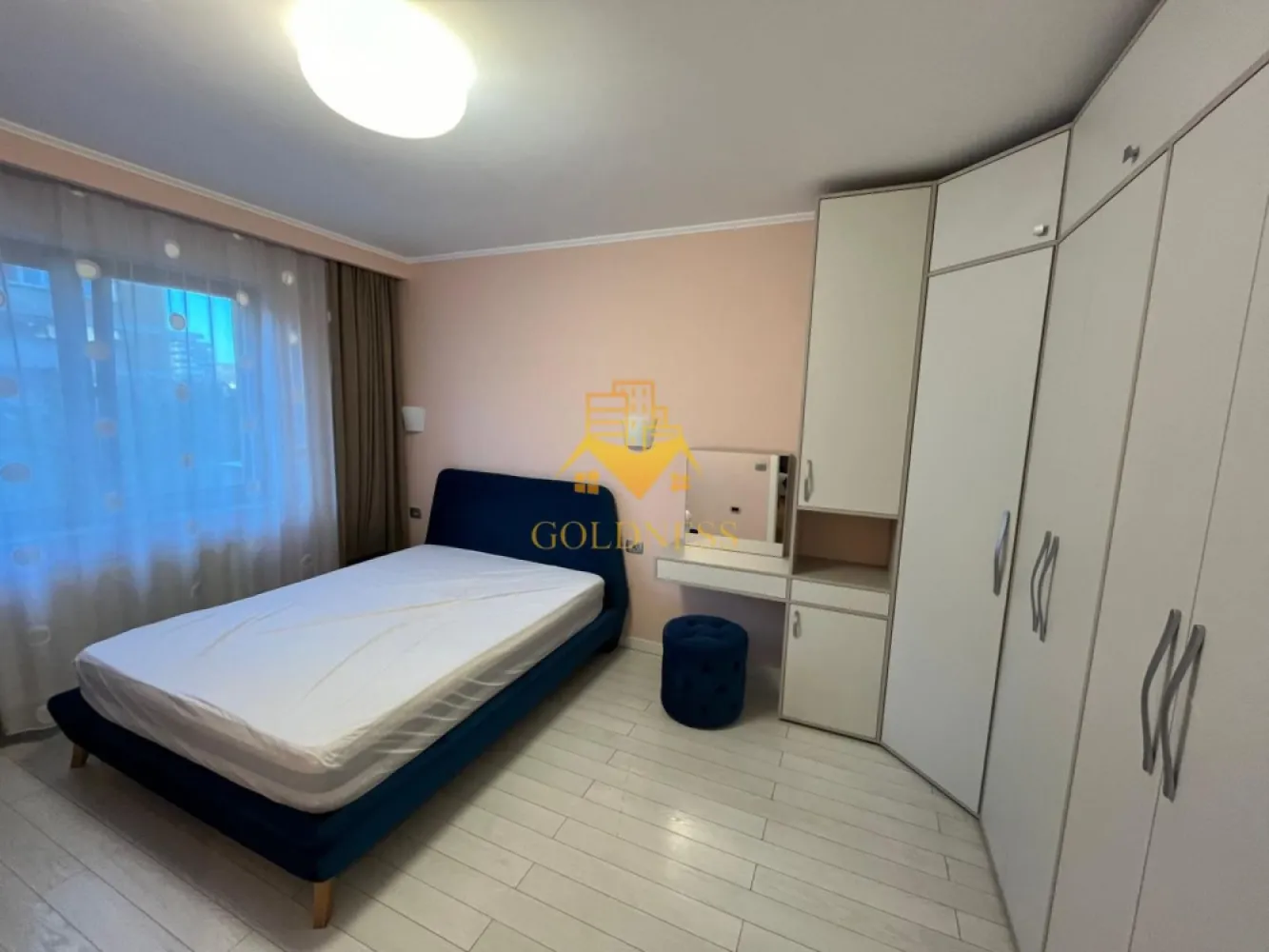 2 camere, modern, bloc nou, Gheorgheni, Iulius Mall, FSEGA, MOL - GOLDNESS Imobiliare vă propune spre închiriere un apartament cu 2 camere semidecomandate complet mobilat și utilat, la etajul 1 într-un imobil de 6 etaje, în Cartierul Gheorgheni, Zona Iulius Mall, in apropiere de FSEGA.
Posibilitate de achizitionare a unui loc de parcare subteran.
Se află în apropierea stațiilor de transport în comun, magazine, restaurante, spații verzi, farmacii, etc. 

Apartamentul este compartimentat astfel:
 - dormitor cu pat matrimonial, dressing, noptiere, 
 - living cu bucatarie open space complet utilată și mobilată, canapea extensibilă, loc de servit masa 
 - baie cu cabina de dus, calorifer port prosop și dulap pentru depozitare,bideu.
 - terasa de 10 mp.

Imobilul este dotat cu toate cele necesare- centrală proprie, frigider, aragaz, hotă, mașină de spălat haine, etc. 

Dacă sunteți interesați de acest apartament și doriți să îl vizionați, dar și pentru alte oferte nu ezitați să ne contactați telefonic sau prin e-mail. Vă stăm la dispoziție!
Pentru intermediere se percepe un comision de 50% din prețul chiriei!