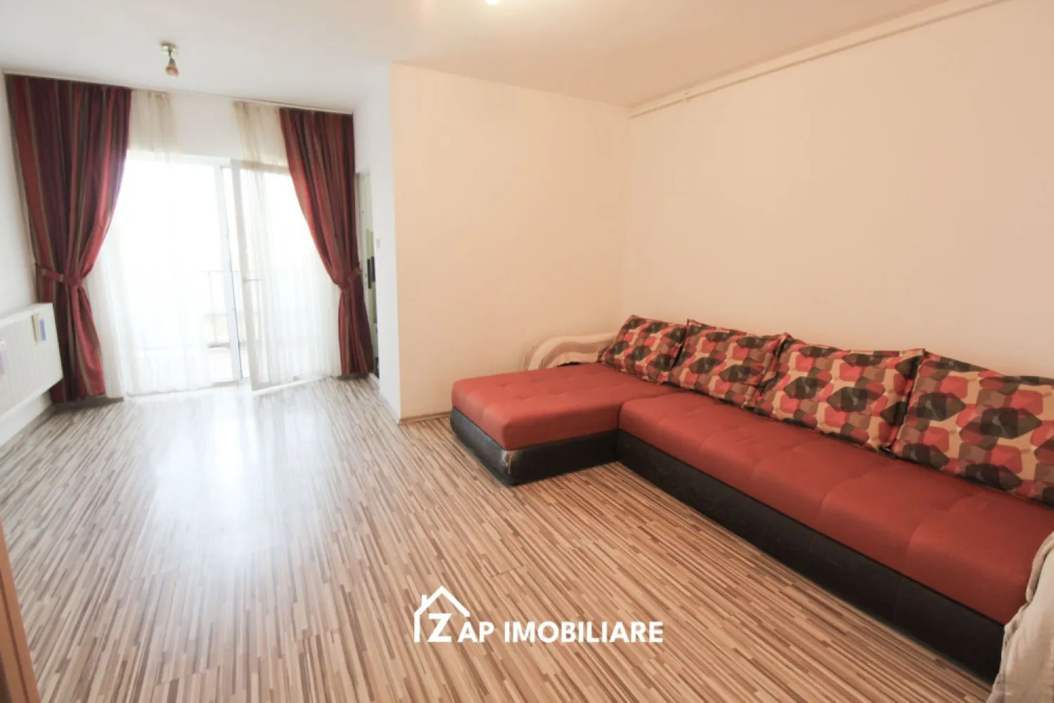 Ap 2 camere - la intrare in Sangeorgiu de Mures - Mentionati ID-ul proprietatii cand apelati: CP3148429
Contact ⓪⑦②⑥ ②②③ ⑧⑧⑥ Sebastian

Vă prezentăm un apartament deosebit, amplasat într-o zonă liniștită și aerisită din Sângeorgiu de Mureș, ideal atât pentru locuință proprie, cât și pentru investiție.

-- 70 mp utili
-- Compartimentare pe două niveluri
-- Etaj 2
-- Bloc construit în anul 2009
-- Imobil izolat termic
-- Living spațios și luminos
-- Bucătărie închisă
-- Baie
-- Balcon
-- Dormitor generos la nivelul superior
-- Aer condiționat
-- Geamuri și uși termopan
-- Parchet laminat în living și dormitor
-- Gresie și faianță în baie și bucătărie
-- Curte privată cu locuri de parcare

- Poziționare excelentă:
- acces rapid către Apollo Wellness & Băile Sărate
- foarte aproape de Spitalul Clinic Județean de Urgență
- acces facil către Spitalul Oncologic Medex
- aproape de UMFST – Universitatea de Medicină, Farmacie, Științe și Tehnologie

Poziționarea excelentă oferă acces rapid către principalele puncte de interes din zonă, fiind aproape de centre medicale, zone de relaxare și facilități educaționale. Locația liniștită și priveliștea deosebită creează un cadru perfect pentru confortul de zi cu zi.

Proprietatea reprezintă o alegere excelentă pentru locuire, dar și pentru investiție, având potențial foarte bun pentru închiriere pe termen scurt sau lung.

-- Preț: 78.000 Euro negociabil

Comision Agentie ZERO

Contact ⓪⑦②②③ ⑧⑧⑥ Sebastian