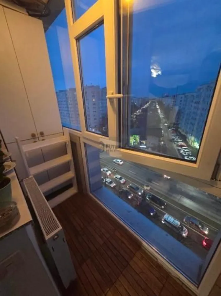 Apartament 3 camere si loc de parcare, statia de metrou Aparatorii Patriei - Vă propunem spre închiriere un apartament spațios și bine compartimentat, situat în zona Apărătorii Patriei, într-o locație liniștită, în spatele Universității Spiru Haret, la doar 300 m de stația de metrou Apărătorii Patriei. Apartamentul este amplasat la etajul 8 din 8 al unui imobil construit în 1987, reabilitat complet în 2024, beneficiind de termo și hidroizolație a terasei, panouri solare și lift nou. Cu o suprafață utilă de 67,60 mp, locuința este compartimentată eficient și funcțional, oferind: living luminos și modern dormitor matrimonial confortabil dormitor secundar bucătărie complet utilată baie principală cu cadă grup sanitar de serviciu balcon loc de parcare inclus multiple spații de depozitare Apartamentul este ideal pentru o familie sau pentru persoane care își doresc confort, acces rapid la mijloace de transport și facilități moderne, într-o zonă bine conectată a orașului. }}